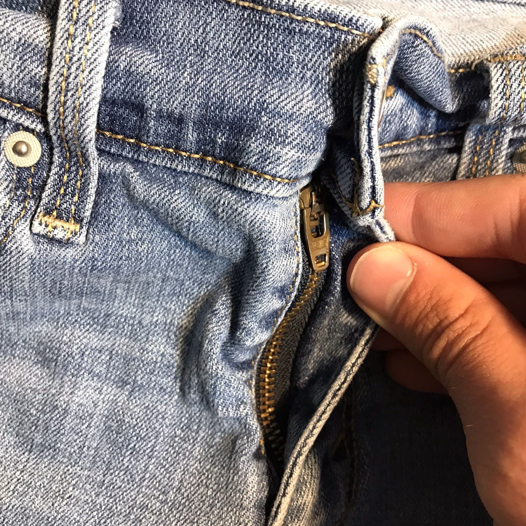 Levi's Levi's Shorts Womens Tag 6 Blue Denim Cut-Off Frayed Hems Zip Fly Light Blue 80s 90s Bohemian Classic Designer Walking Mens? Size 28" / US 6 / IT 42 - 3 Thumbnail