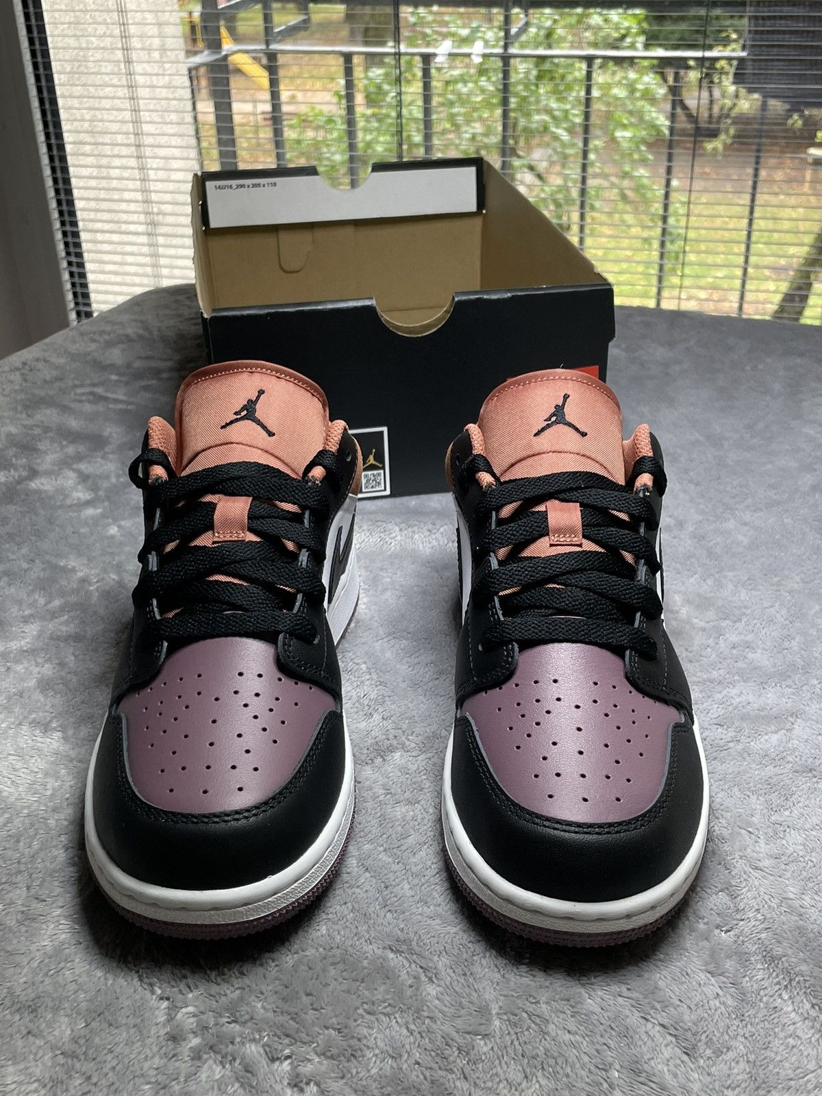 Nike AIR JORDAN 1 LOW SE (GS) Size US 6.5 / EU 39-40 - 2 Thumbnail