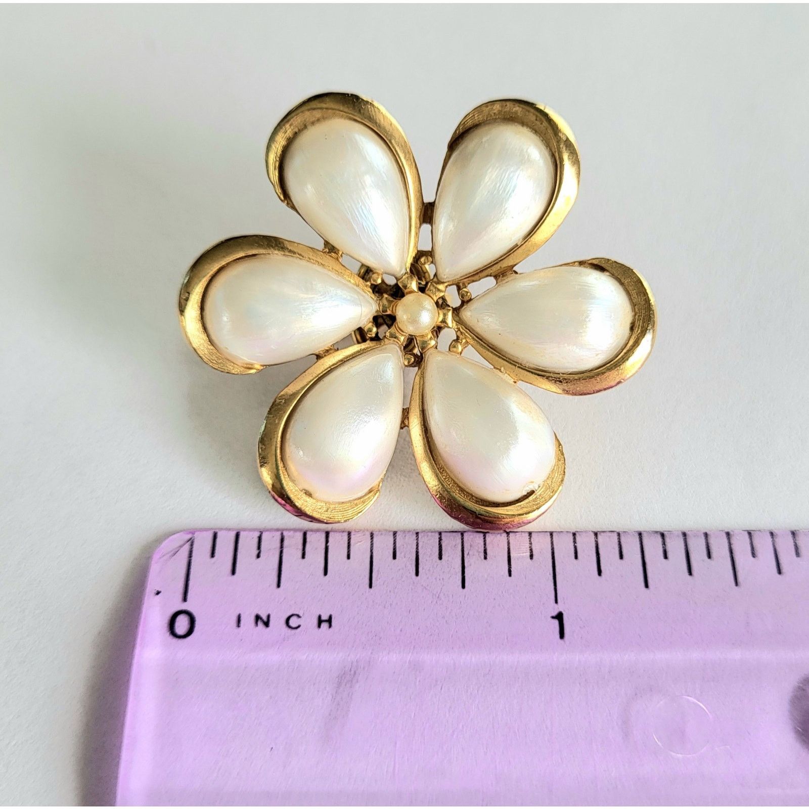 Other Vintage Crown Trifari 60s Milk Glass Flower Earrings Clip On Size ONE SIZE - 7 Thumbnail