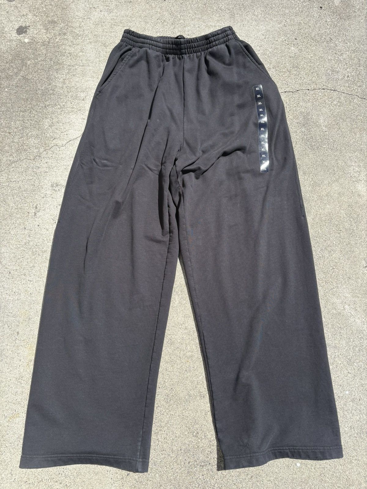 Balenciaga Balenciaga Baggy Sweatpants Size US 30 / EU 46 - 1 Thumbnail
