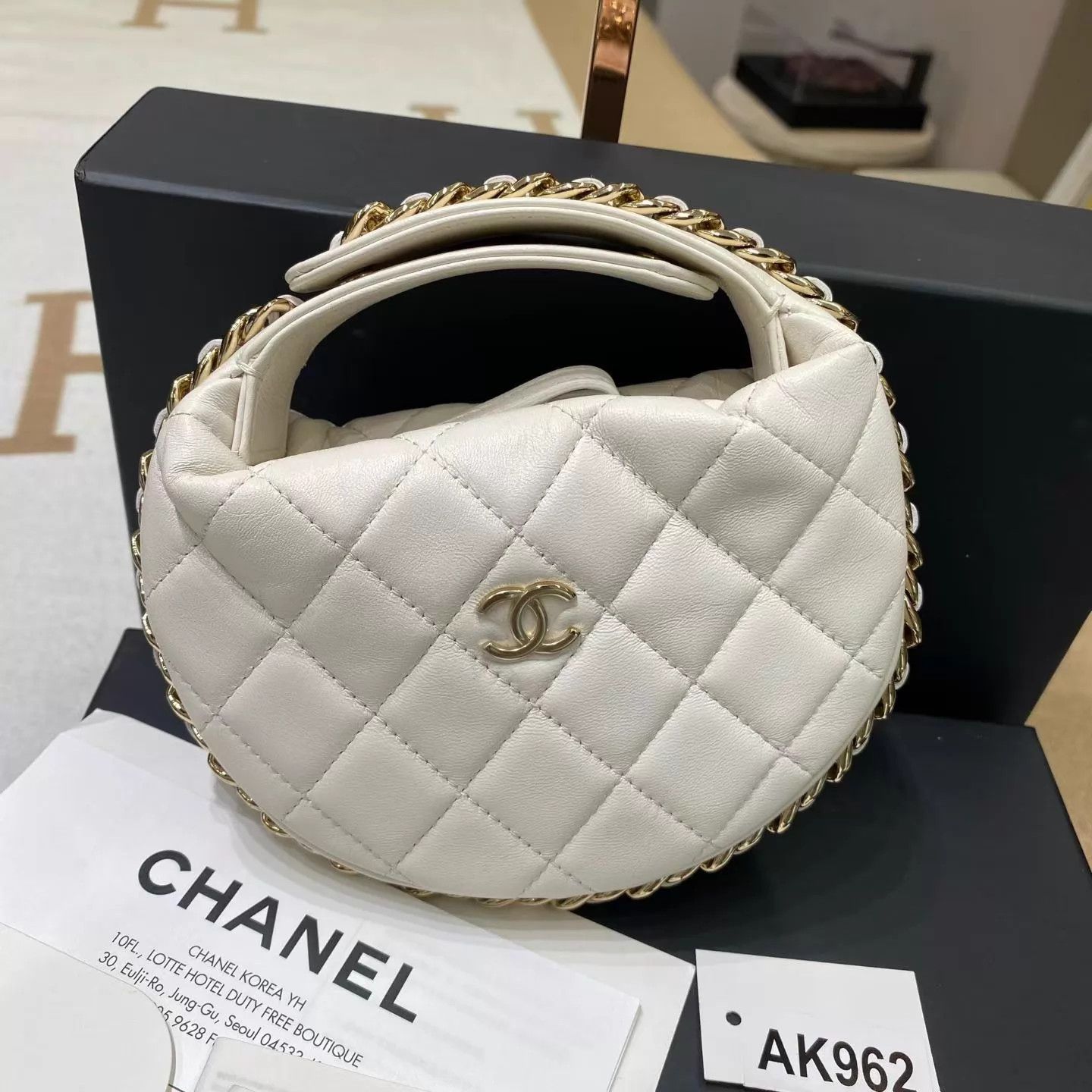 Chanel Chanel 23C White Hula Hoop Clutch 16x16 Size ONE SIZE - 3 Thumbnail
