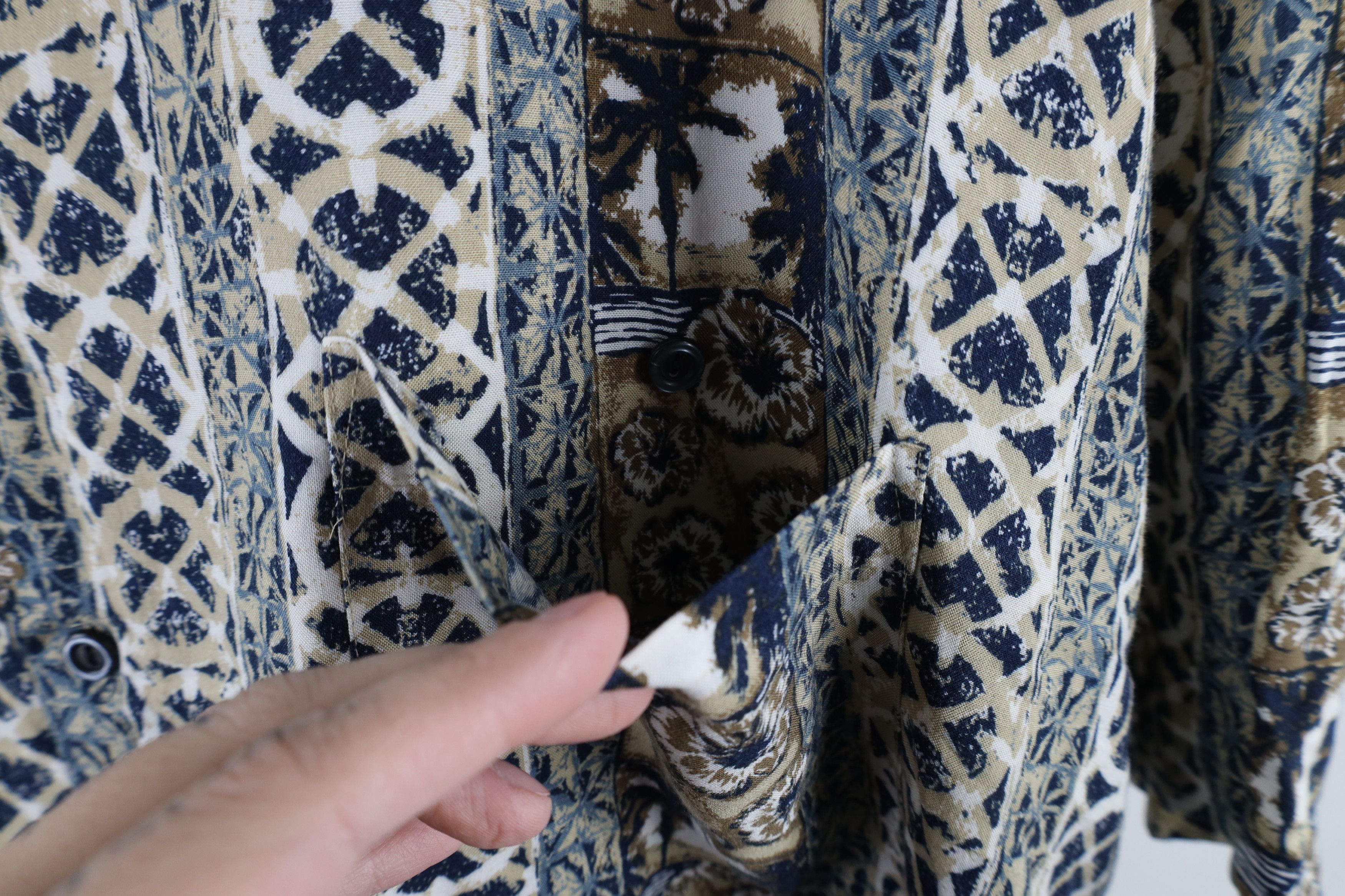 Vintage Vintage 90s Streetwear Rayon Floral Hawaiian Button Shirt Size US XL / EU 56 / 4 - 4 Thumbnail
