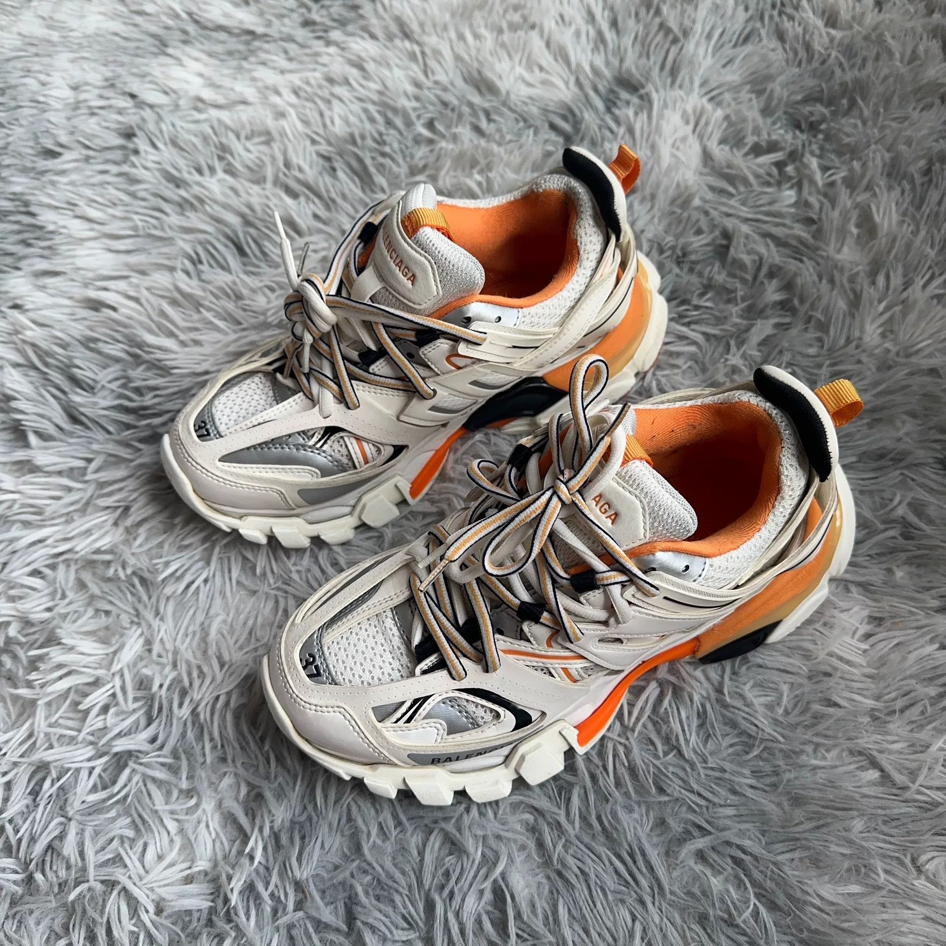 Balenciaga Balenciaga White Lowtop Sneakers 37 Women Size US 6.5 / IT 36.5 - 1 Thumbnail