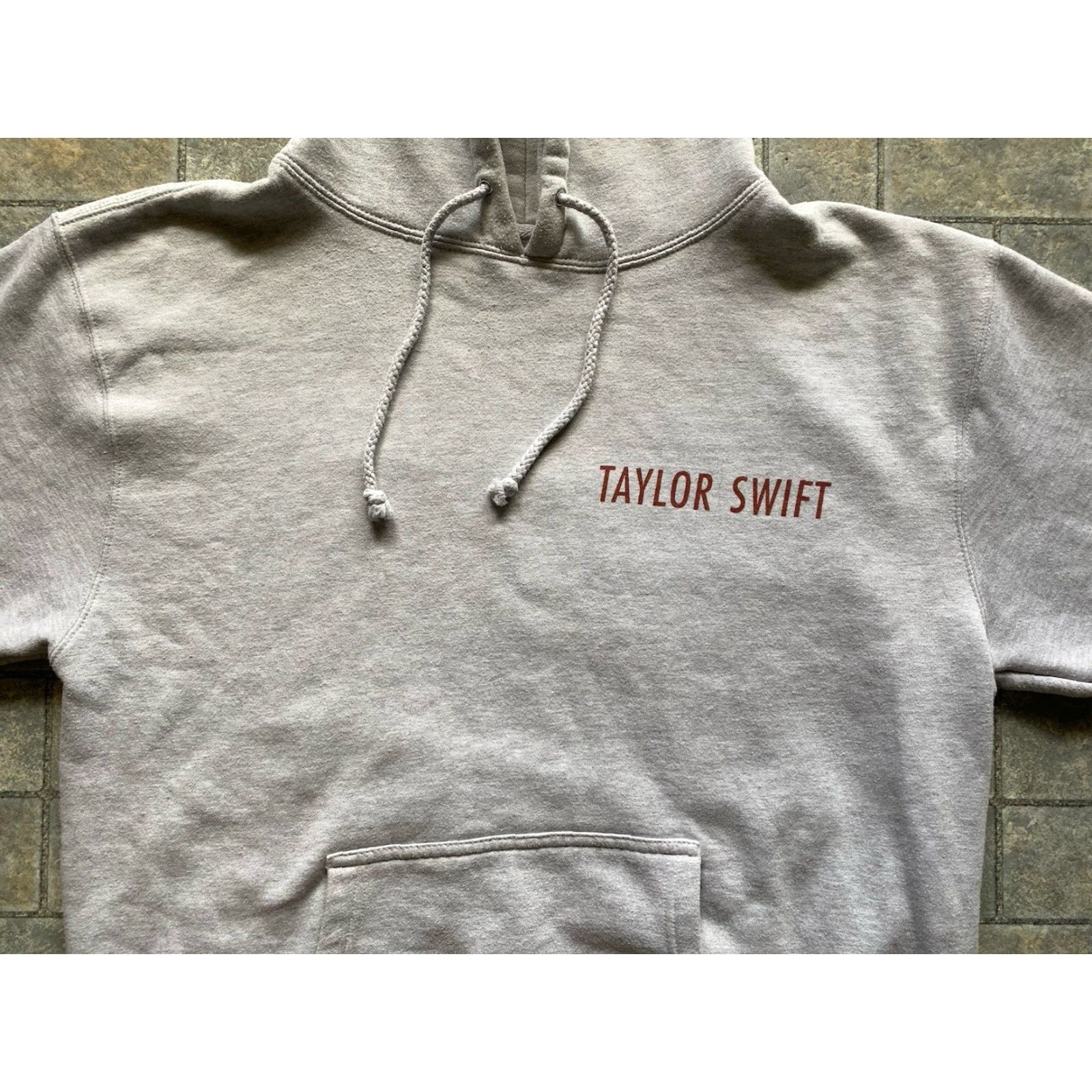 Vintage Taylor Swift Pullover Hoodie Men L Gray Taylor Swift Red Taylor’s Version Gray Mens Hoodies Size US L / EU 52-54 / 3 - 5 Thumbnail