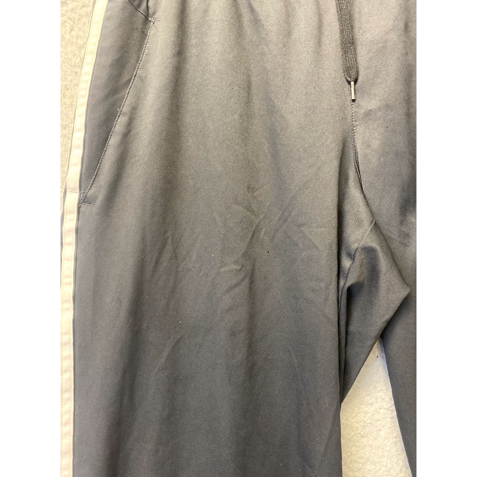 Adidas VINTAGE Adidas Men’s Sweatpants Medium Black White Striped Running Basketball Activewear Size US 31 - 3 Thumbnail