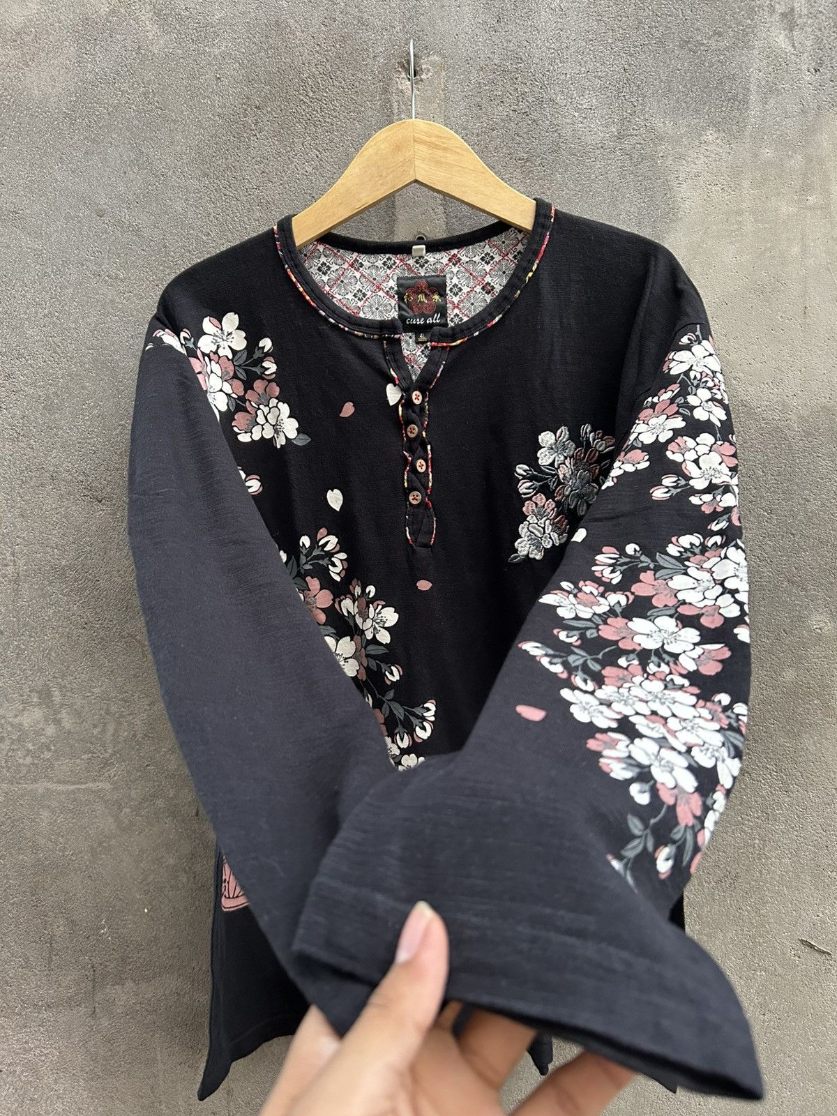If Six Was Nine × Le Grande Bleu (L.G.B.) × Yohji Yamamoto Vintage Floral Henley Long Sleeve – Black Size US XXL / EU 58 / 5 - 5 Thumbnail