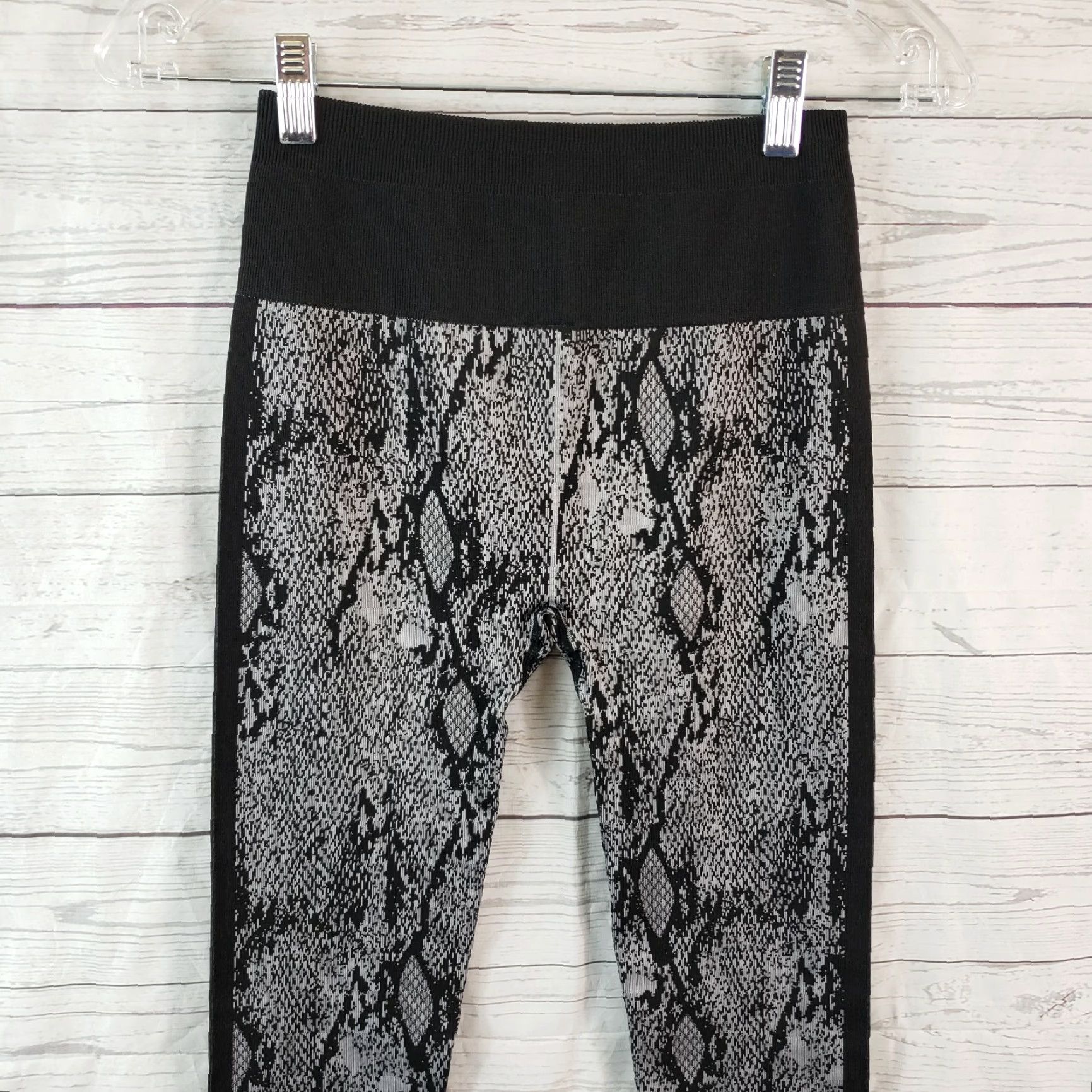 Fabletics Fabletics Womens High Waisted Seamless Snakeskin 7/8 Leggings Sz Small Black Size 28" / US 6 / IT 42 - 4 Thumbnail