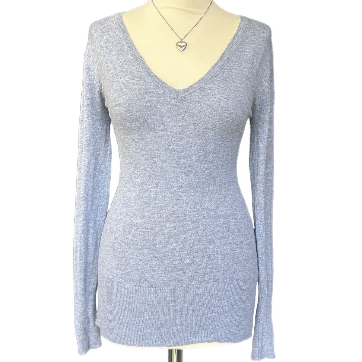 Forever 21 y2k forever 21 gray long sleeve v neck top Size S / US 4 / IT 40 - 1 Thumbnail