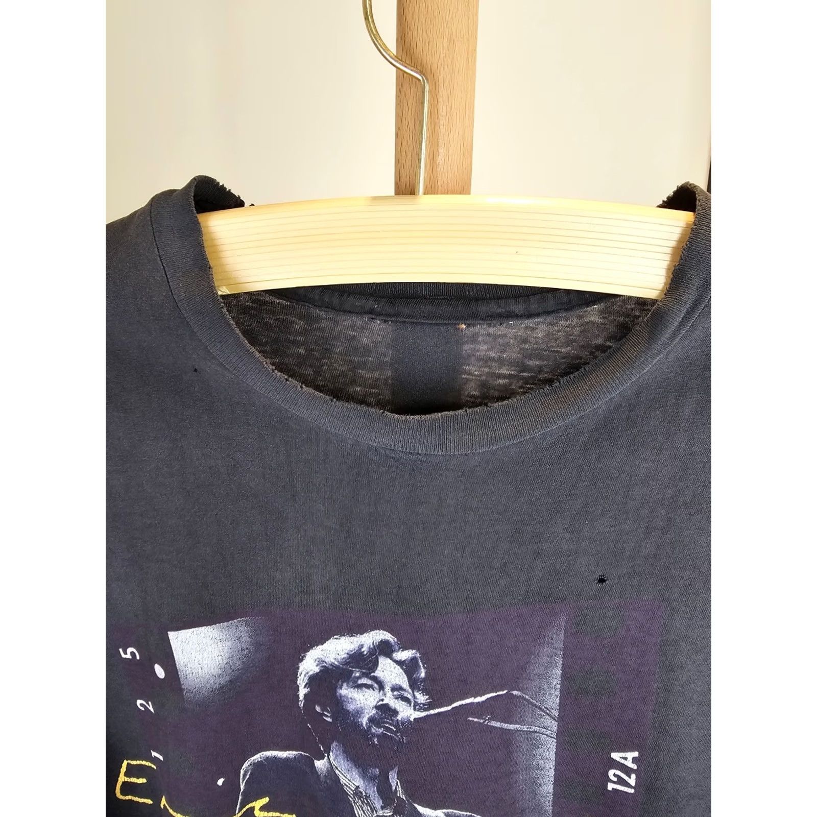 Vintage VINTAGE ERIC CLAPTON 91' T-SHIRT L BLACK SUN FADED TRASHED DISTRESSED JVC PRESENT Mens Size US L / EU 52-54 / 3 - 6 Thumbnail