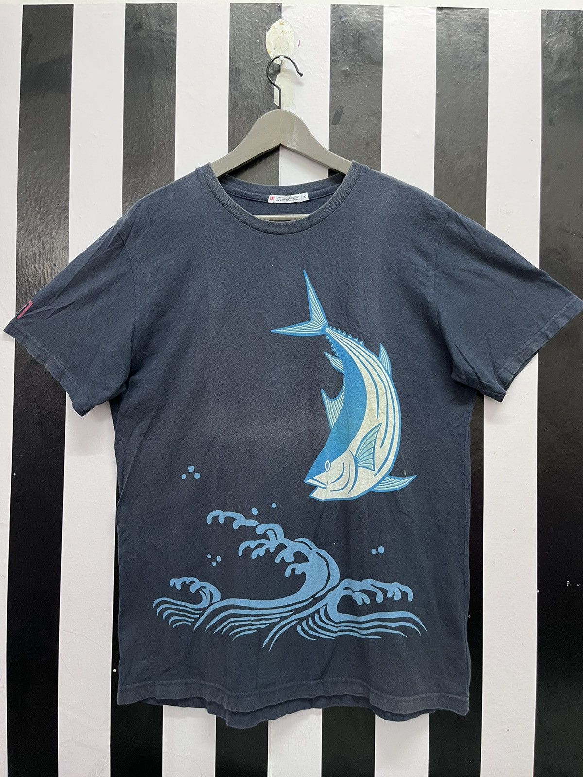 Uniqlo UT fish logo tee Size US XL / EU 56 / 4 - 1 Thumbnail