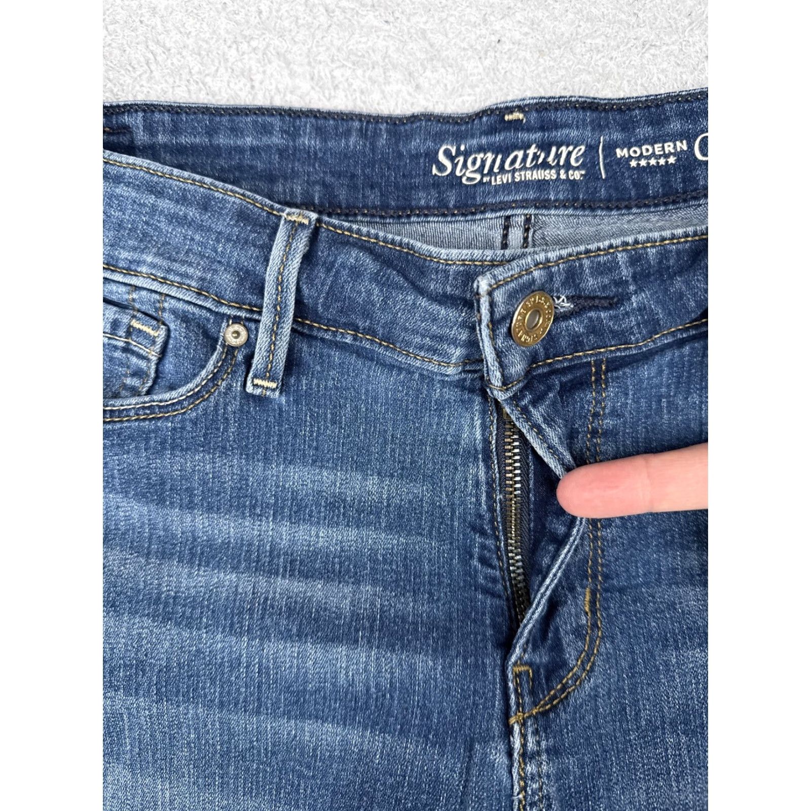Levi's Signature By Levi Strauss & Co Shorts Womens 14 W32 Blue Denim Cutoff Frayed Hem Size 36" / US 14 / IT 50 - 6 Thumbnail