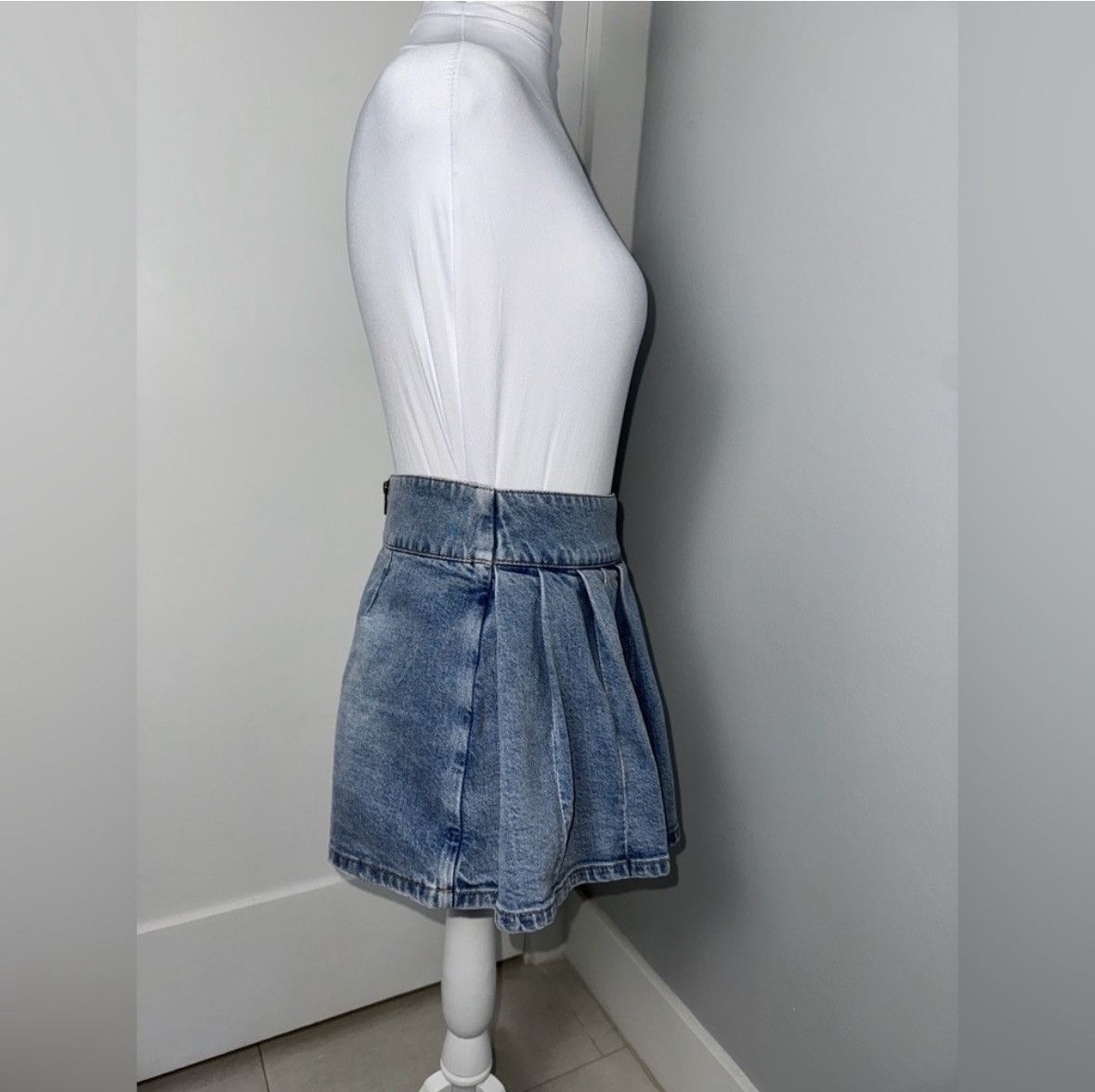 Alice + Olivia Alice + Olivia Noah Denim Pleated Skort/ Size 26 Size 26" / US 2 / IT 38 - 8 Thumbnail