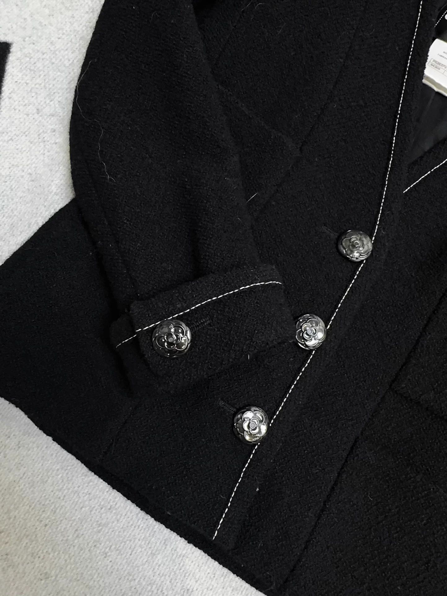 Chanel Chanel 15K Black Vneck 4-pocket Camellia buttons tweed 34 Size XS / US 0-2 / IT 36-38 - 5 Thumbnail