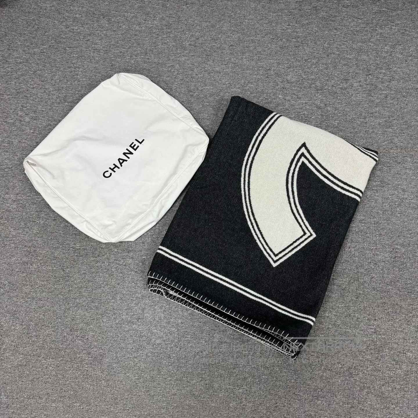 Chanel Chanel 21B Classic Double-C Logo, Double-Sided, Cashmere S Size ONE SIZE - 2 Thumbnail