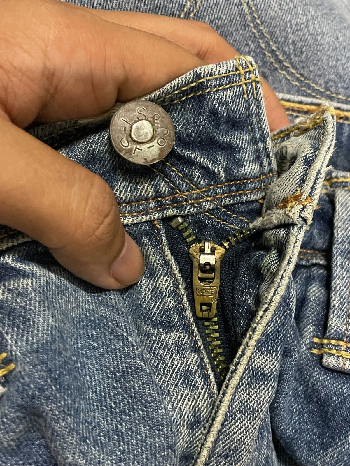 Levi's Vintage Levi’s Blue Wash Straight Loose Cut Distressed Jeans Size US 32 / EU 48 - 10 Thumbnail