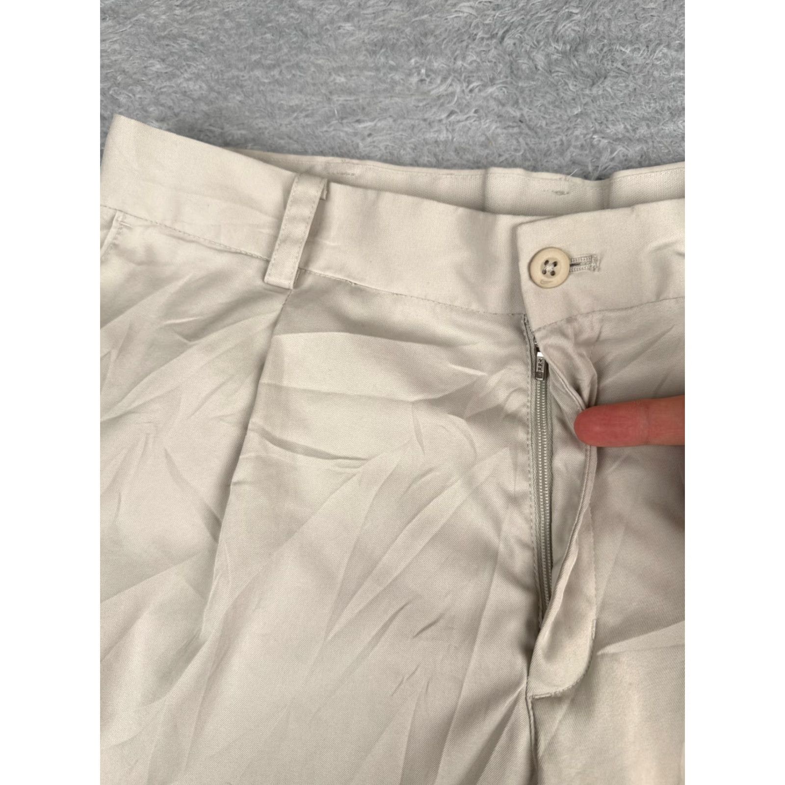 Nike Nike Shorts Mens 30 Beige Pleated Polyester Blend Golf Outdoor 30x11 Casual Activewear Travel Pockets Quick Dry Breathable Easy Care 90s? Wait. Size US 30 / EU 46 - 6 Thumbnail