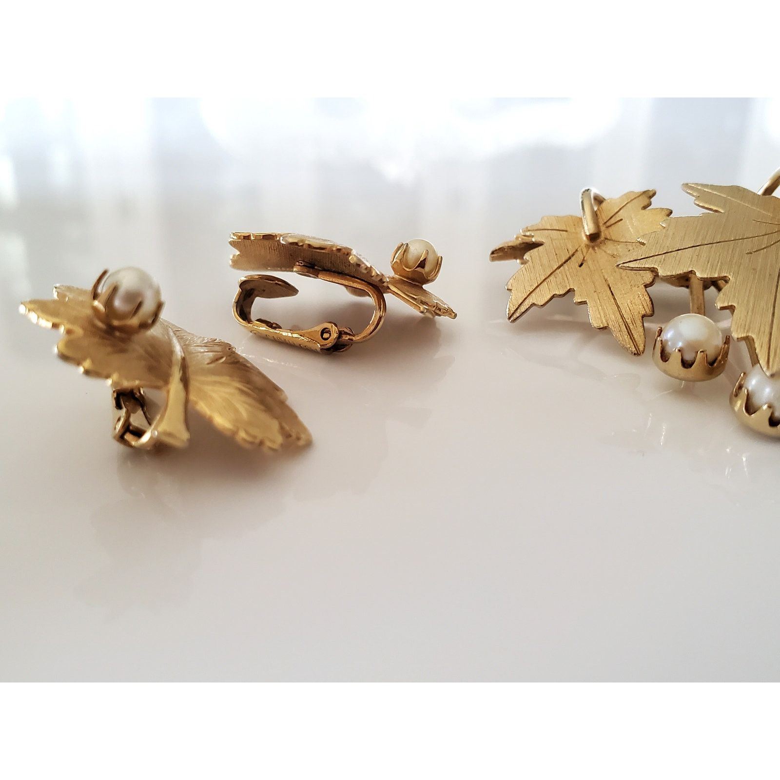 Other Sarah Coventry Maple Leaf Faux Pearl Earrings Brooch Set Size ONE SIZE - 2 Thumbnail