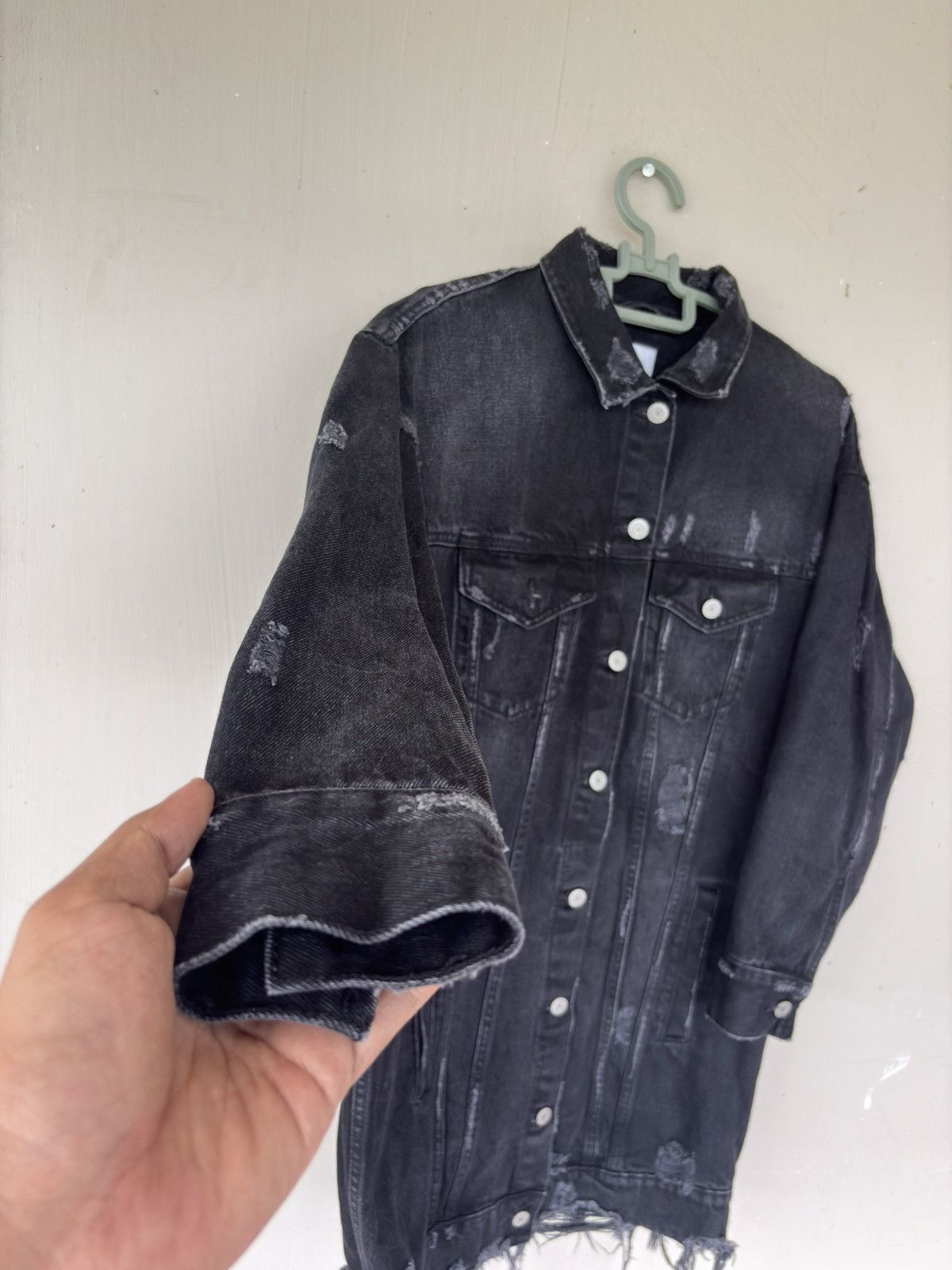 Zara Trafaluc Zara Black Distressed Long Denim Jacket Size US M / EU 48-50 / 2 - 2 Thumbnail