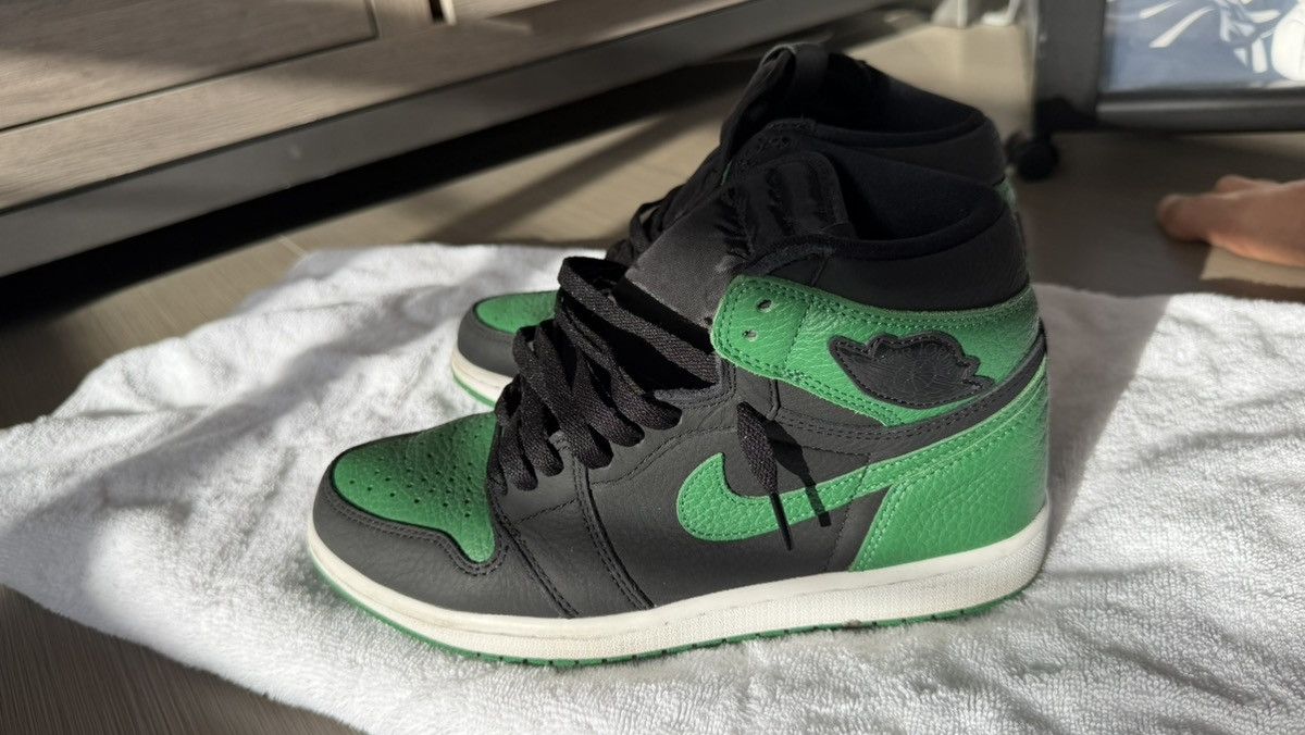 Jordan Brand Air Jordan 1 OG Pine Green 2.0 Size US 8 / EU 41 - 5 Thumbnail