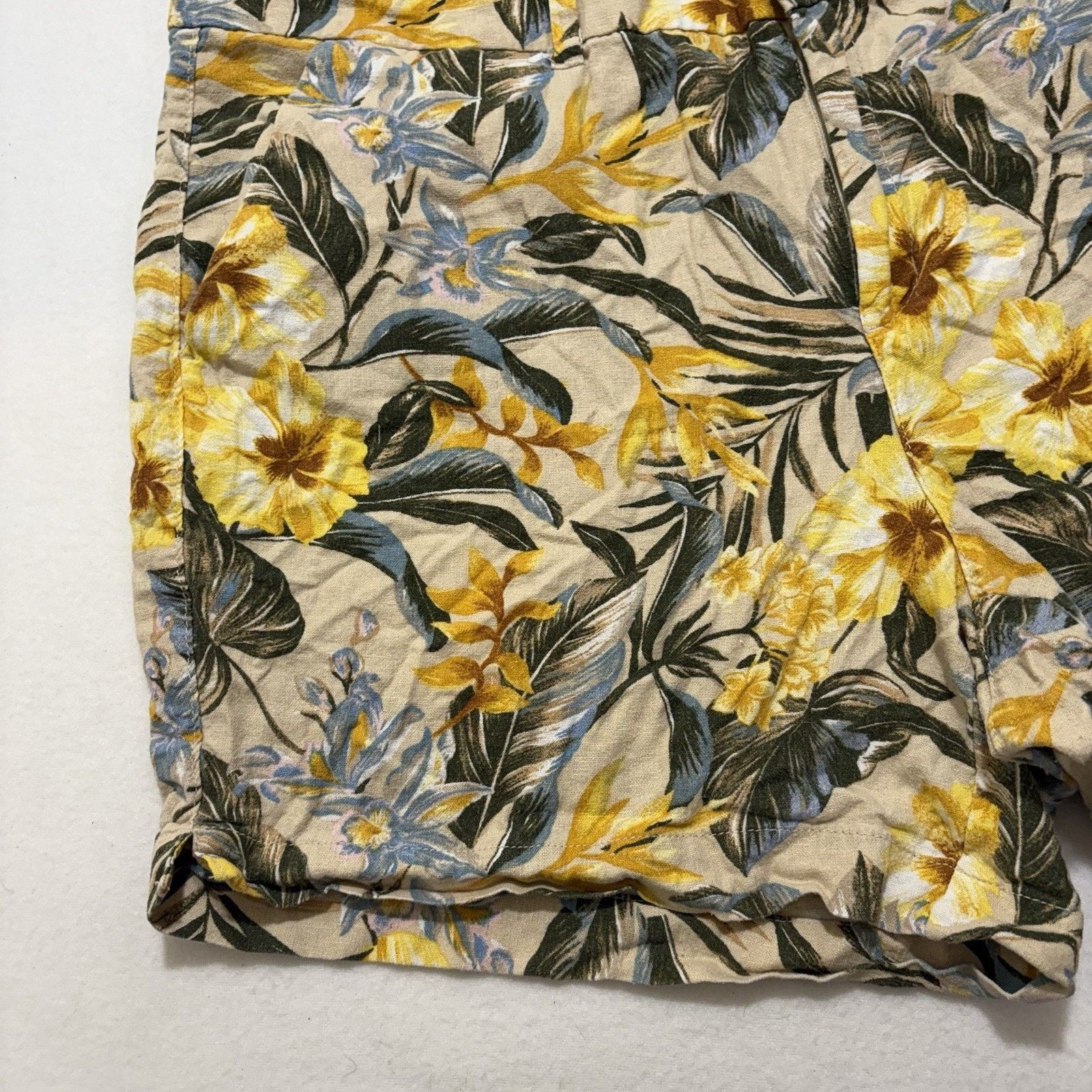 Old Navy Old Navy 20 Everyday Shorts 5" Inseam Yellow Hawaiian Floral Size 42" / US 20 - 5 Thumbnail
