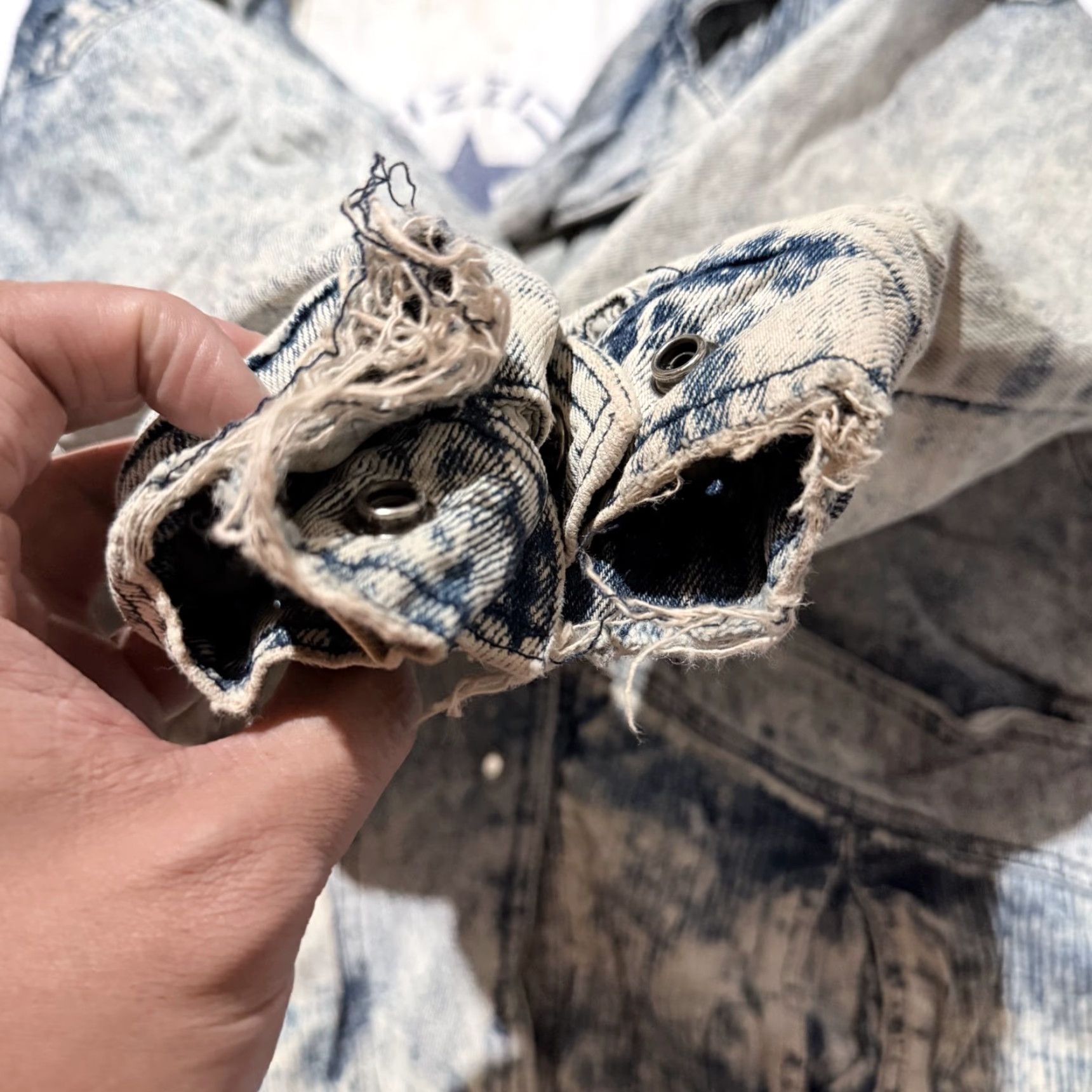 Denime VINTAGE Izzi Puffer Jacket Women's Blue Acid Wash Denim Frayed Cuffs Retro XL Jacket - Denim Blue Puffer Women's Izzi Vintage 90s Retro Size XL / US 12-14 / IT 48-50 - 7 Thumbnail