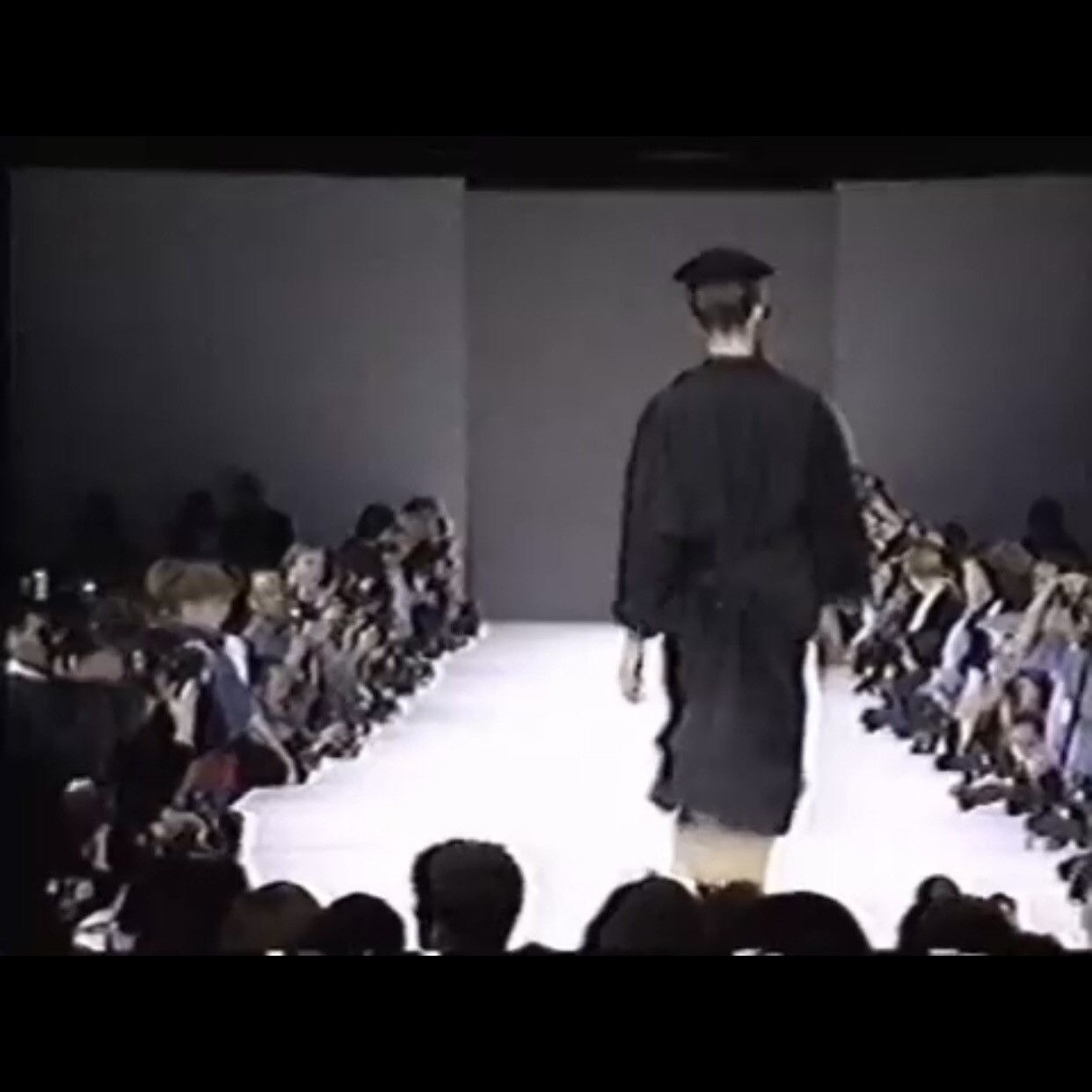 Comme des Garcons Vintage Comme Des Garcons 1991 A/W Runway Dolman Sleeve Coat Size M / US 6-8 / IT 42-44 - 2 Thumbnail