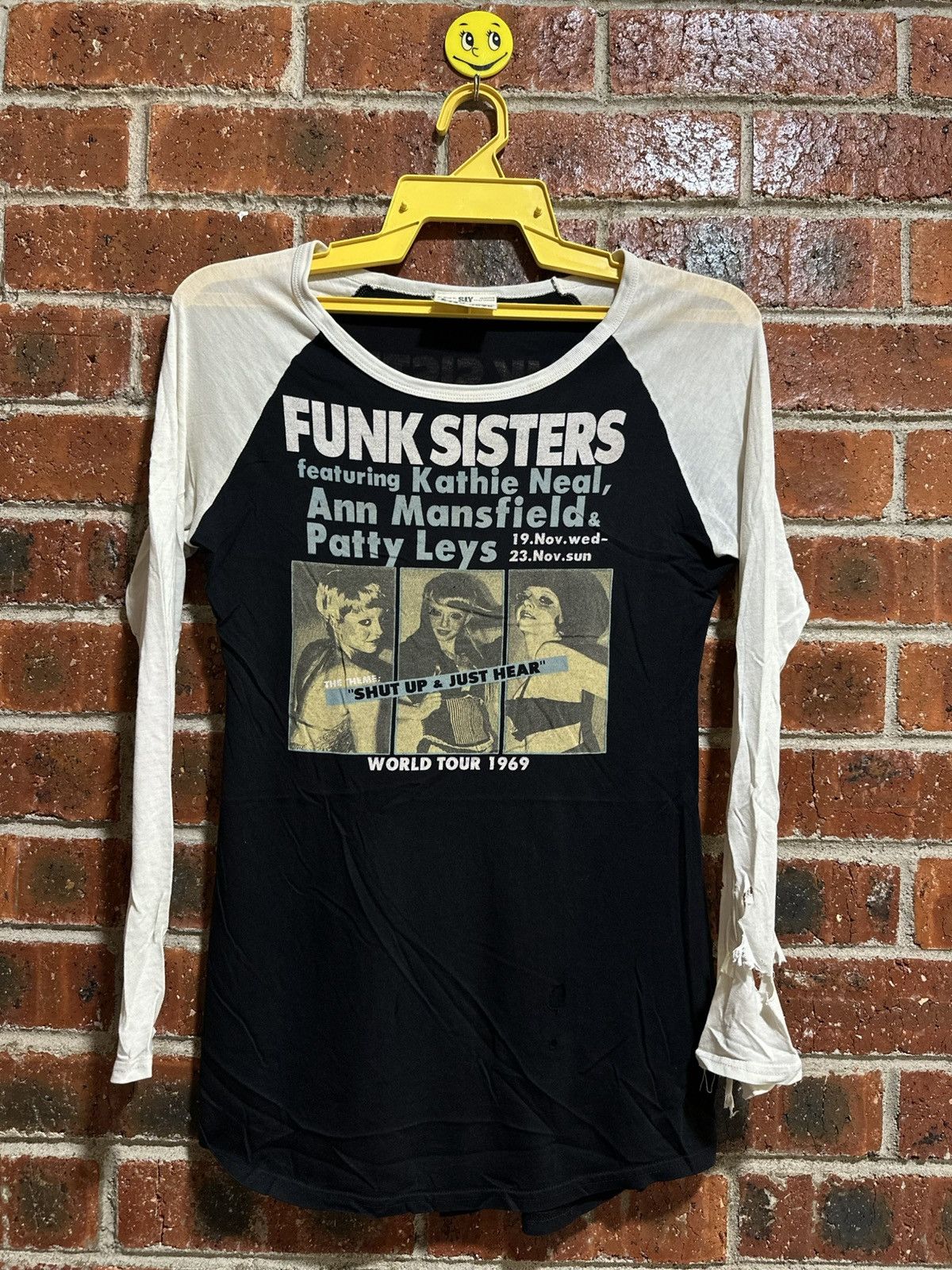Band Tees × Vintage Thrashed Vintage Funk Sisters World Tour 1969 Distress Tee Size S / US 4 / IT 40 - 1 Thumbnail