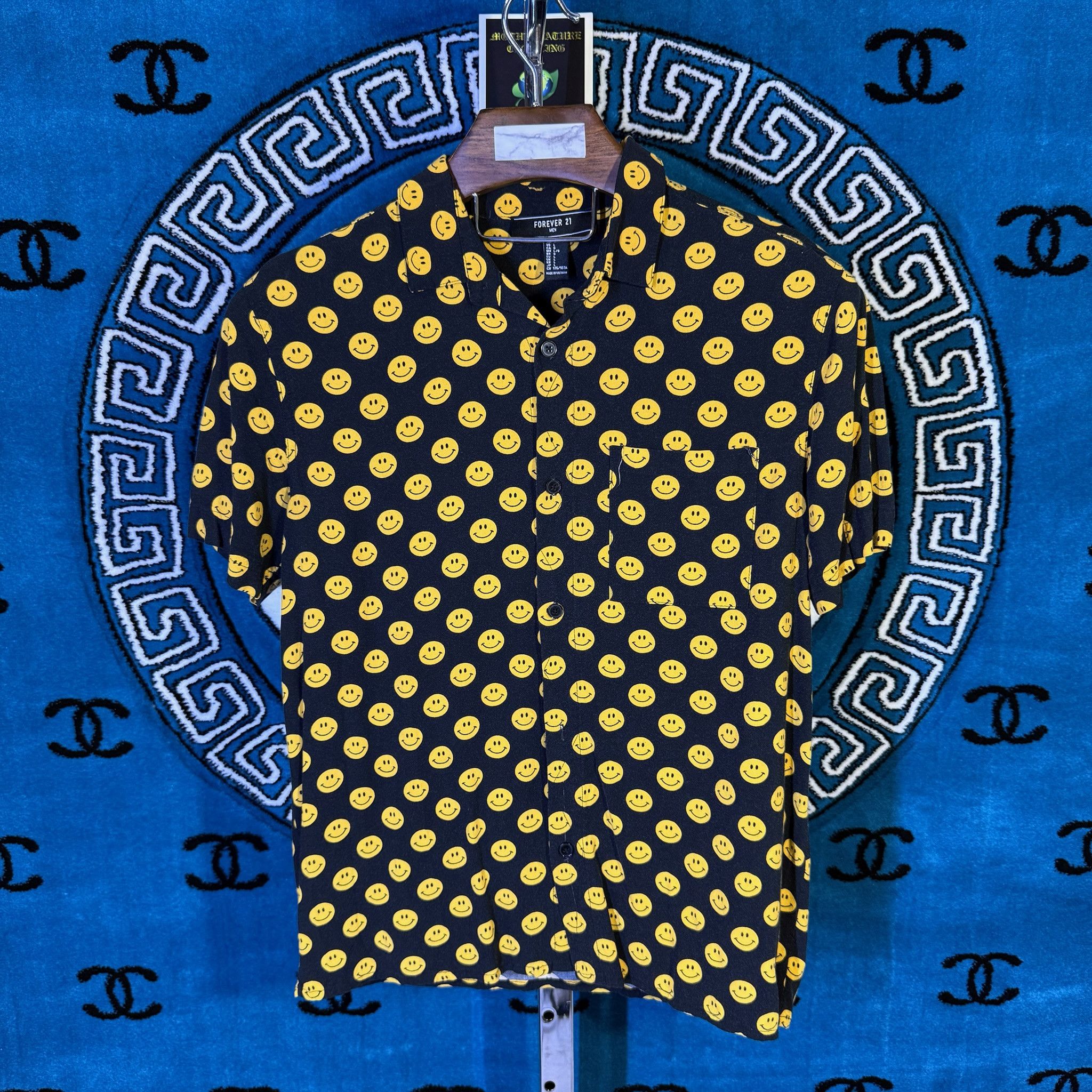 Forever 21 SMILEY REPEAT LOGO MOTIF S/S BUTTON UP Size US L / EU 52-54 / 3 - 1 Preview