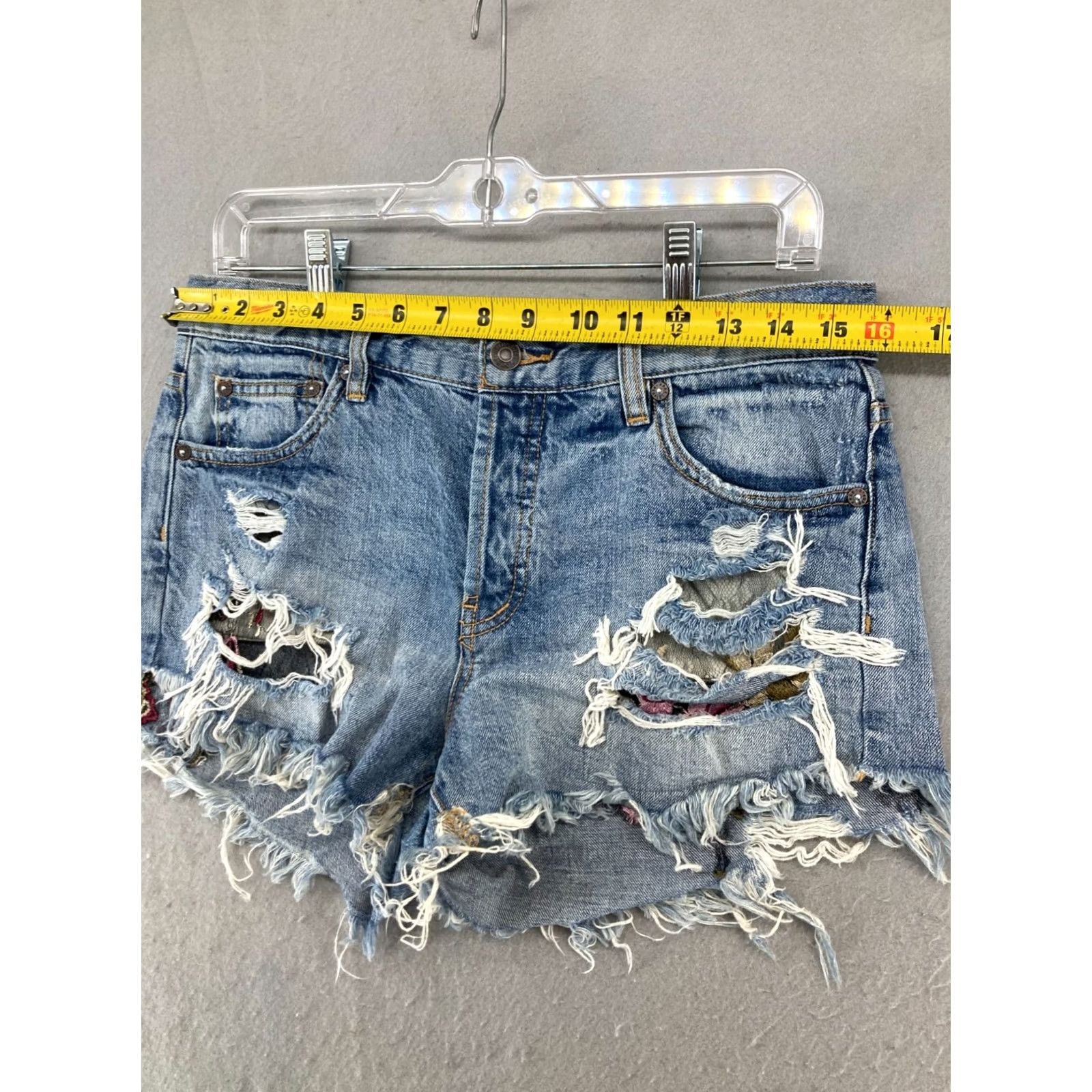 Vintage We The Free Womens Shorts 27 Distroyed Raw Hem Festival Denim Blue 5-Pocket Cut-Off Street Bohemian Festival Womens Size 27" / US 4 / IT 40 - 2 Thumbnail