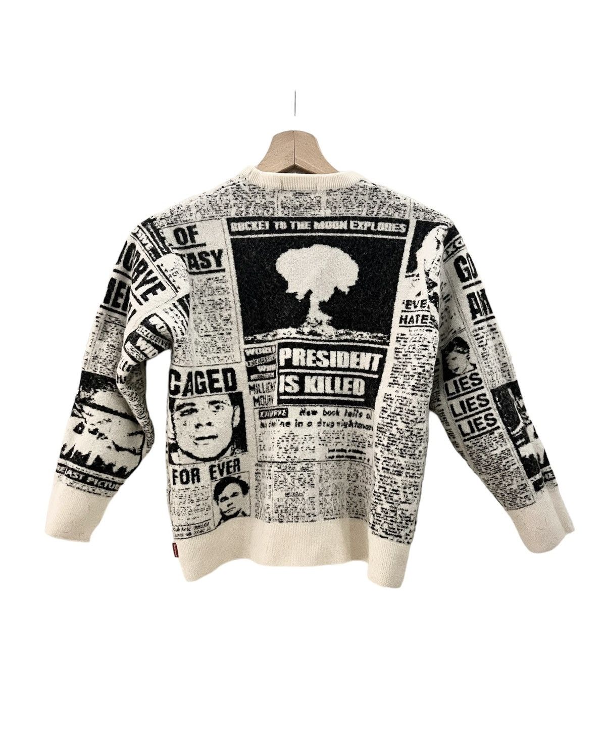 Supreme SUPREME NEWSPRINT NEWSPAPER SWEATER PULLOVER Size US XL / EU 56 / 4 - 2 Thumbnail