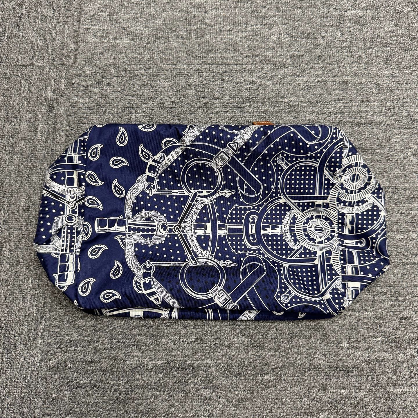 Hermes Hermes Cashew Print Mulberry Silk Case 25x20x10cm Size ONE SIZE - 7 Thumbnail