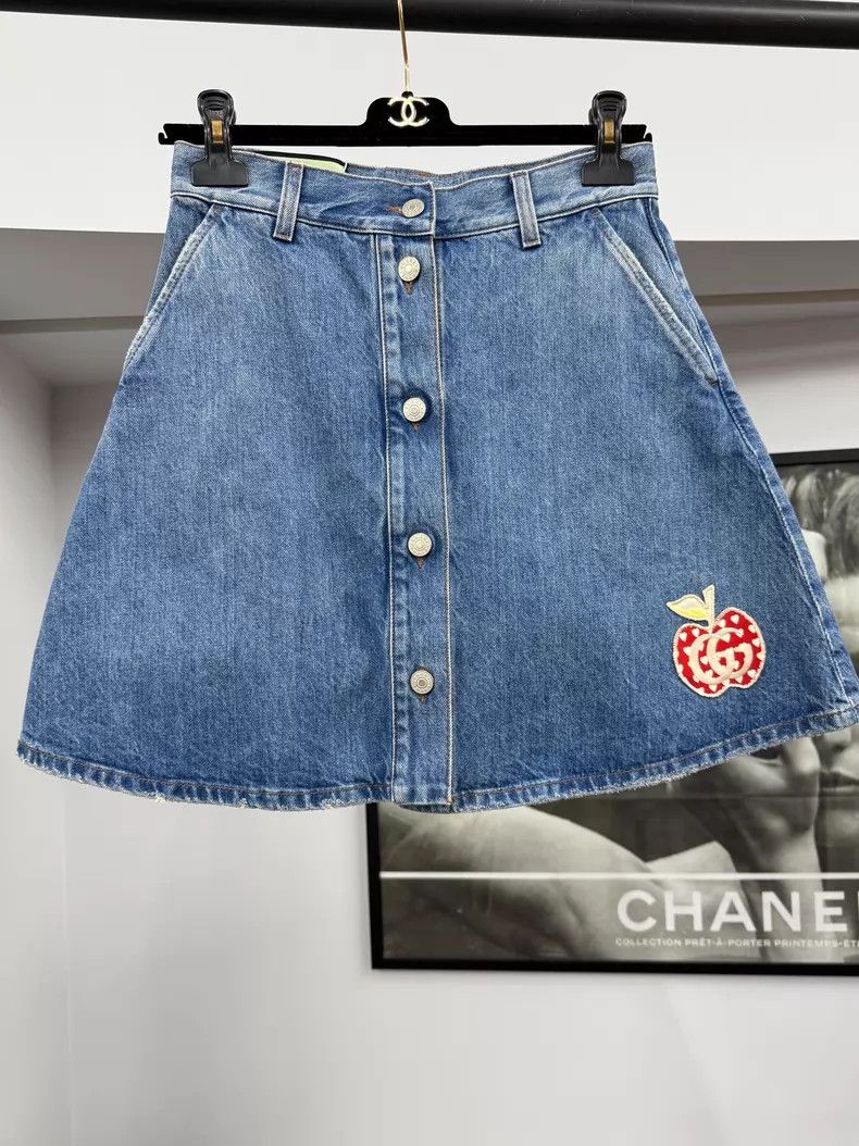 Gucci Gucci Little apple denim skirt Size 25" / US 0 / IT 36 - 1 Thumbnail