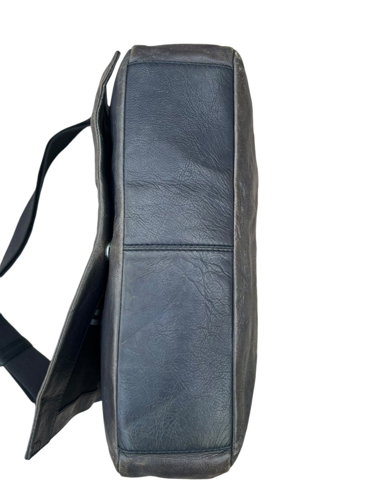Hugo Boss × Leather Hugo Boss Fade Patina Leather Heavy Messenger Bag Size ONE SIZE - 18 Thumbnail