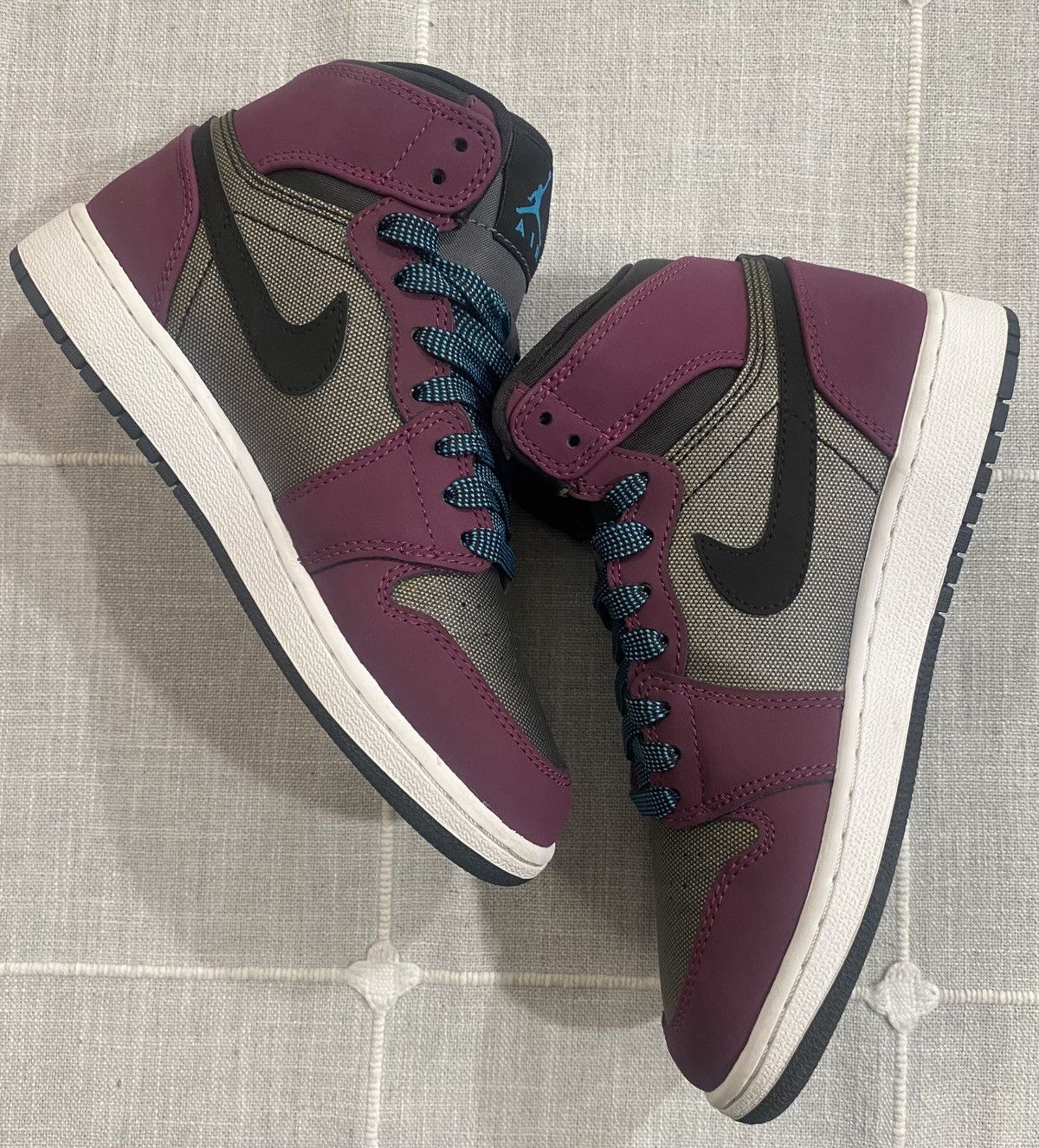 Jordan Brand Air Jordan Retro 1 Mulberry Gray Size US 5.5 / IT 35.5 - 2 Thumbnail