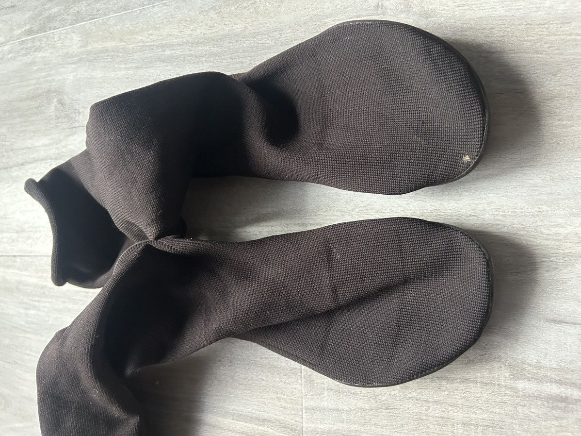 Yeezy Yeezy Pods Mocha Size US 9 / EU 42 - 3 Thumbnail