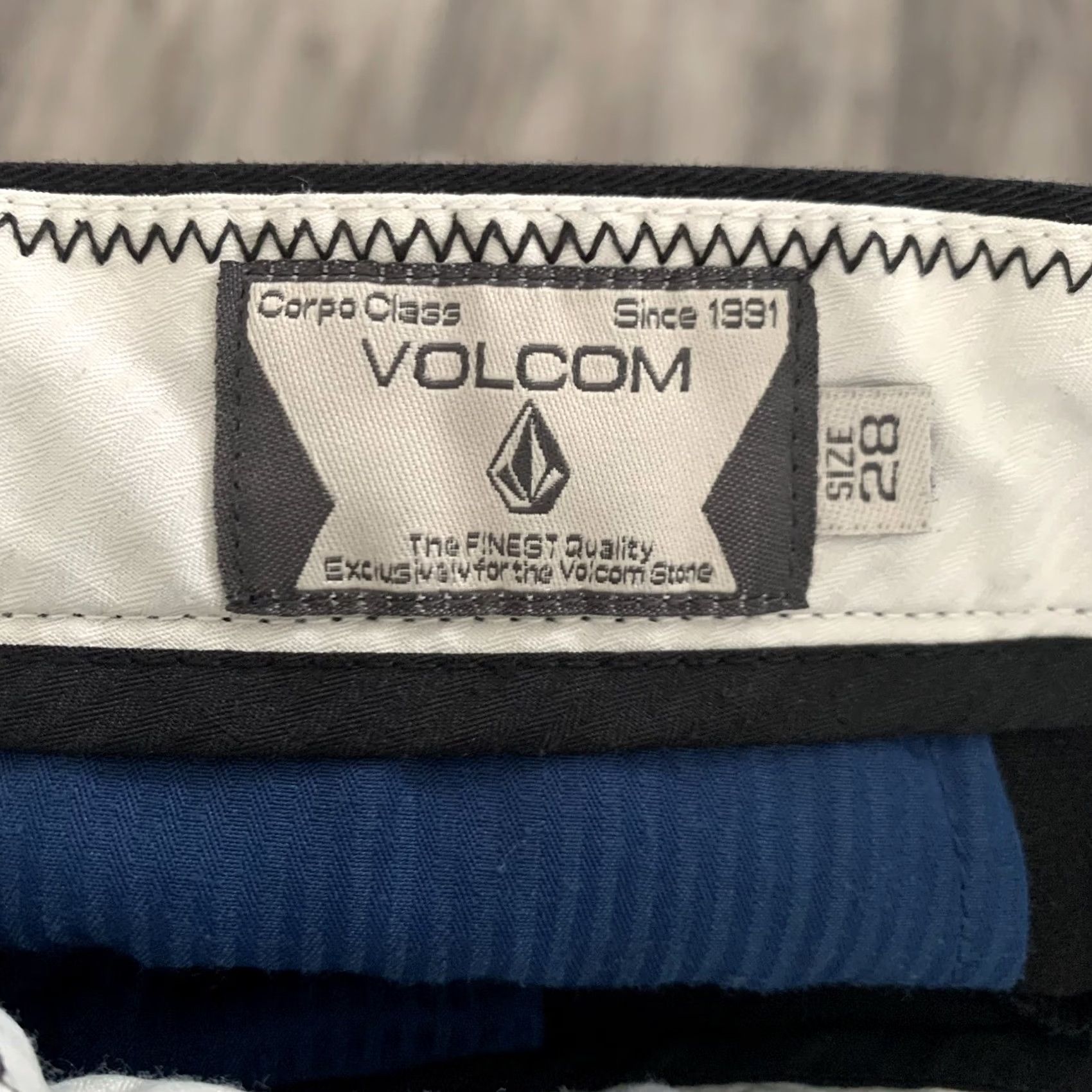 Volcom Volcom Shorts Mens Size 28 Black 10 Inch Inseam Logo Cotton Blend Flat Front Casual Outdoors Size US 28 / EU 44 - 2 Thumbnail