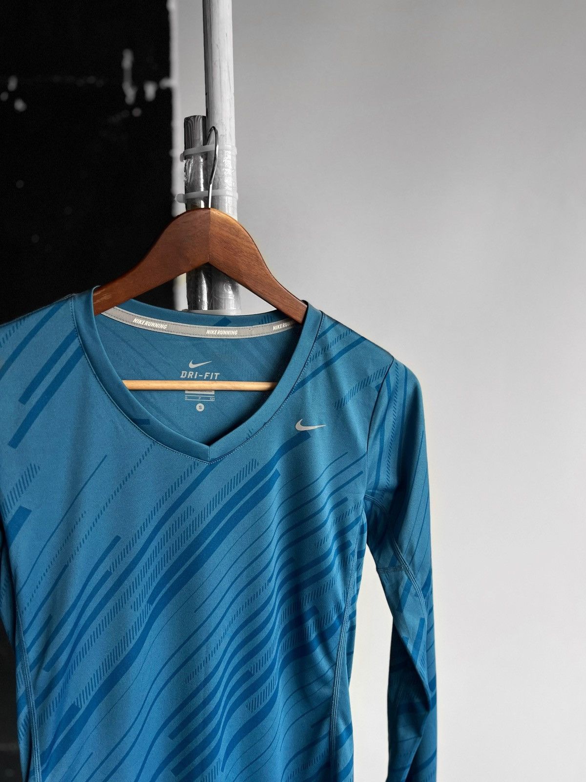 Nike Nike Running Dri-FIT Womens Blue Sport Long Sleeve Shirt Size S / US 4 / IT 40 - 2 Thumbnail