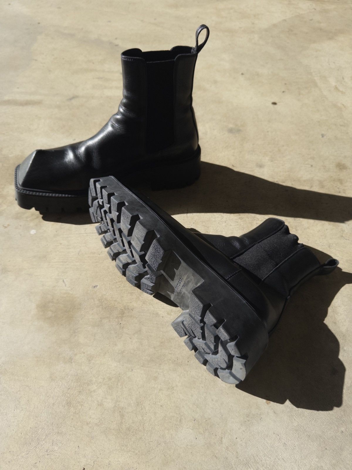 Balenciaga Balenciaga Rhino Chelsea Boots Carrera Lux Calfskin Size US 9 / EU 42 - 1 Thumbnail
