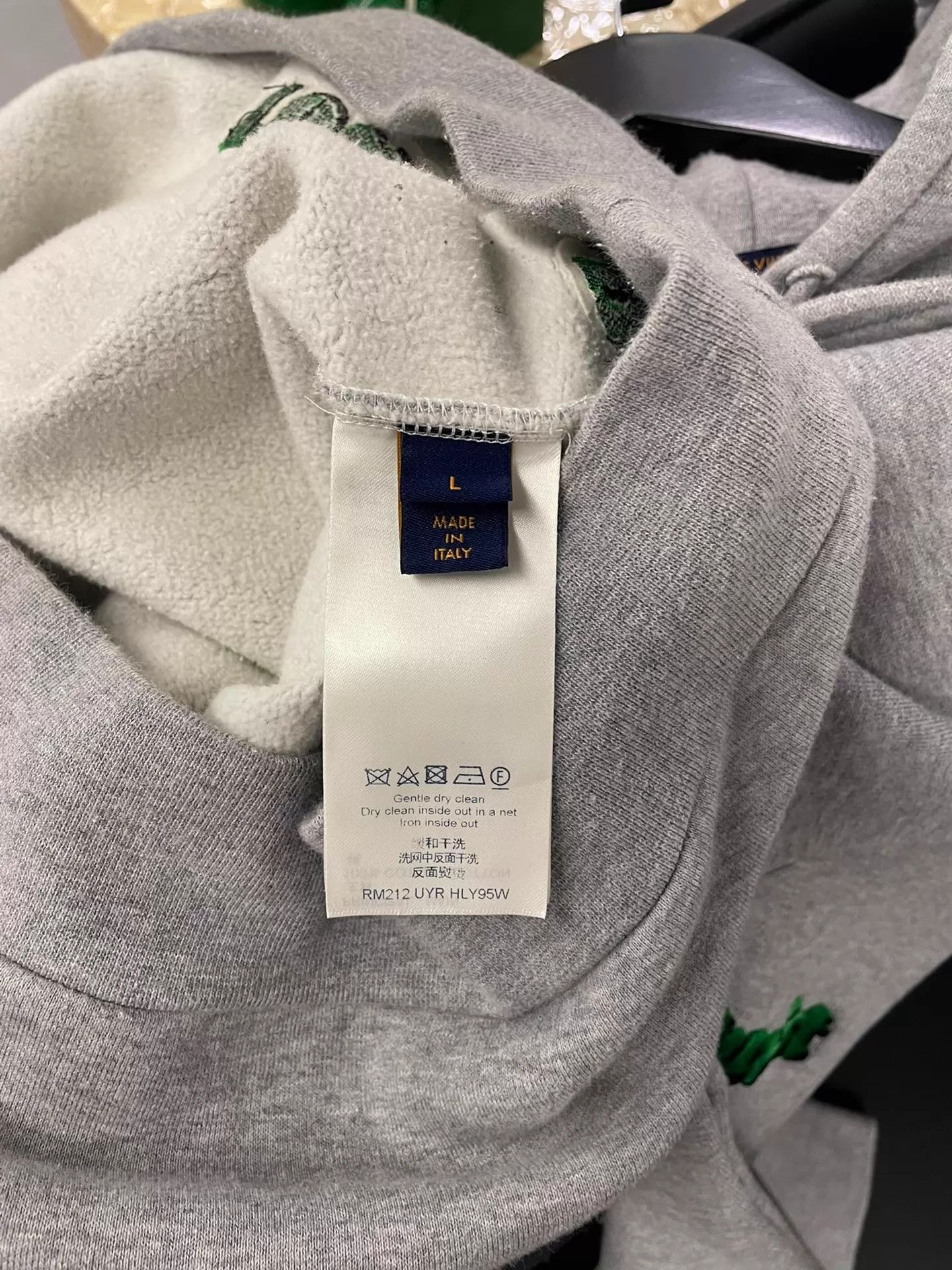 Louis Vuitton Louis Vuitton logo sweatshirt L decent condition Size US L / EU 52-54 / 3 - 4 Thumbnail