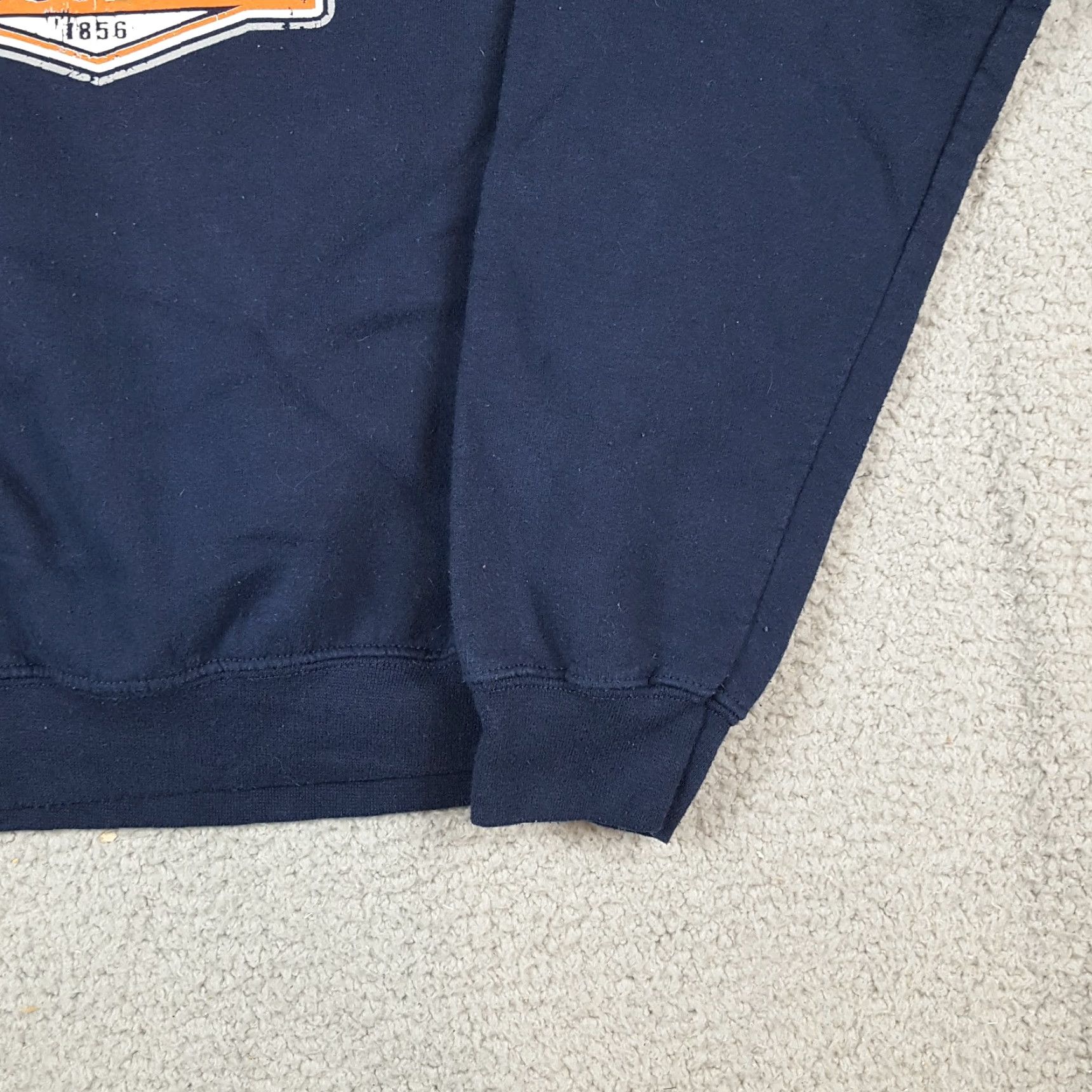 Gildan VINTAGE Auburn University Tigers Football Size M Pullover Crewneck Sweatshirt Blue M Sweatshirt College War Eagle Mens Size US M / EU 48-50 / 2 - 4 Thumbnail
