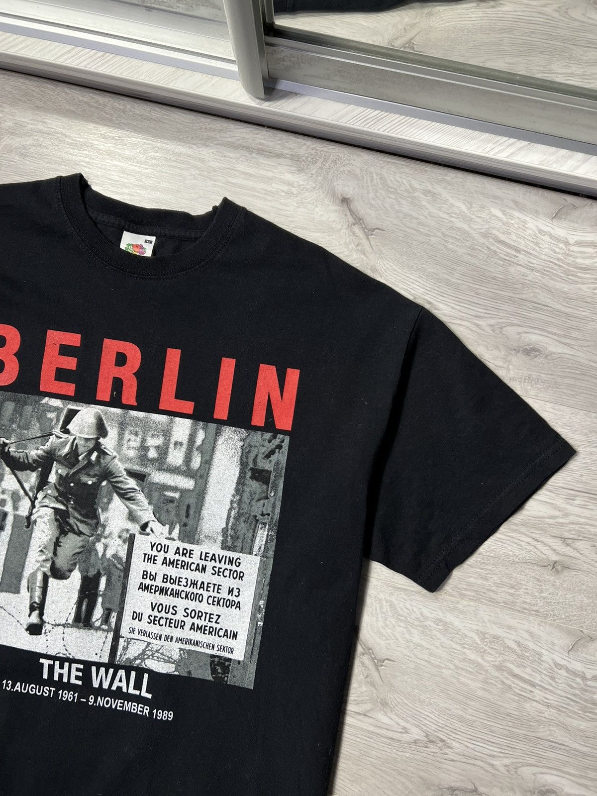 Other × Vintage Vintage Berlin The Wall Army Tee (photo: Peter Leibing) Size US L / EU 52-54 / 3 - 2 Thumbnail