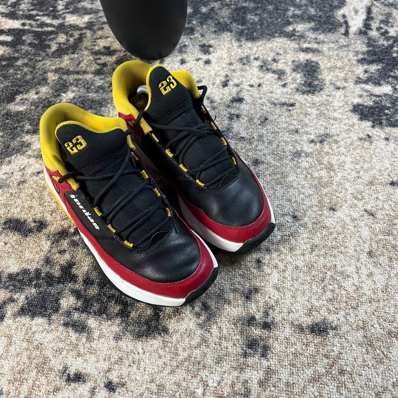 Jordan Brand Jordan Max Aura 3 Se Mid-Top Sneakers Streetwear Y2K Style Size US 6 / EU 39 - 2 Thumbnail
