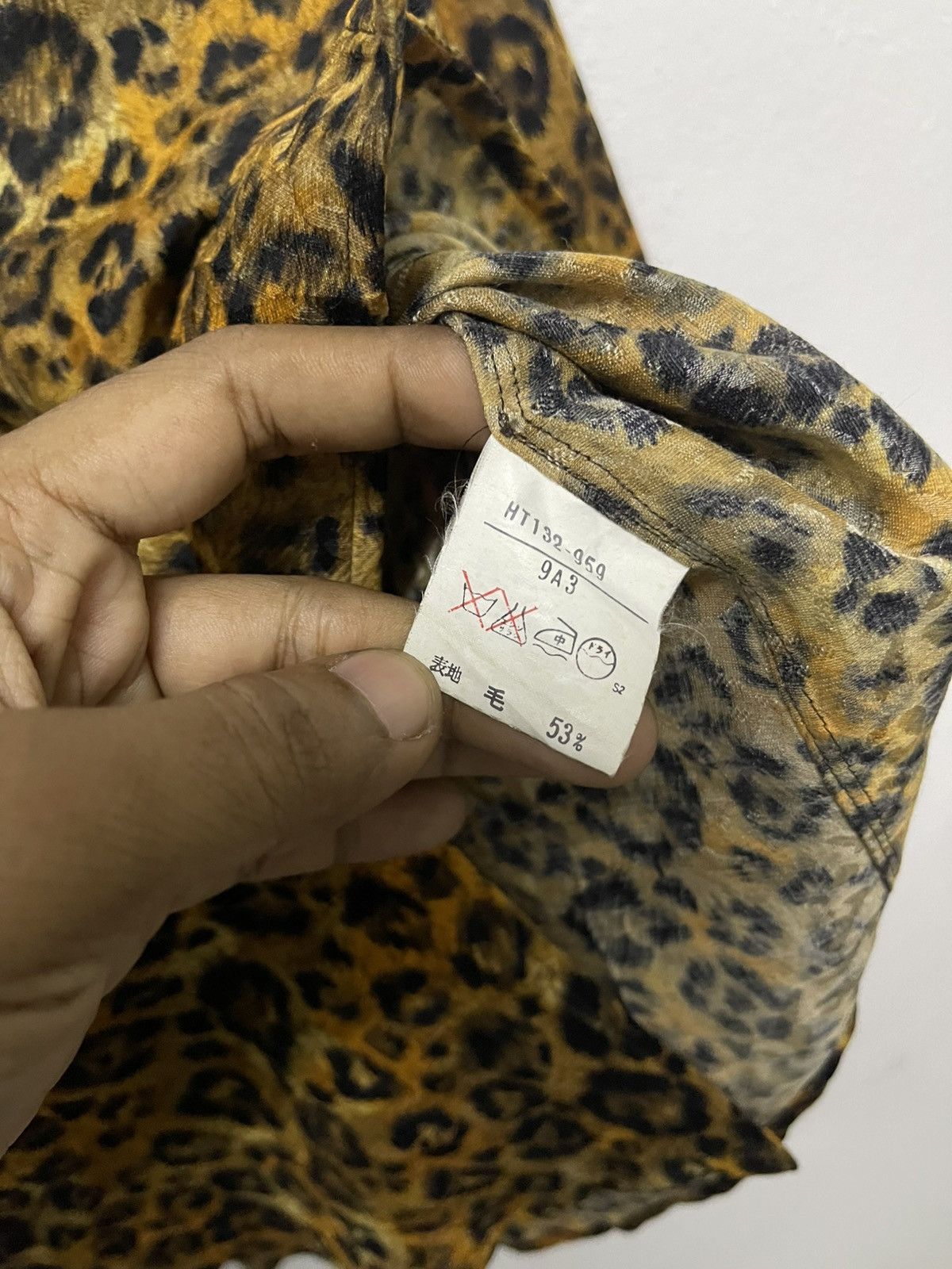 Yves Saint Laurent 1990s YVES SAINT LAURENT LEOPARD OPEN COLLAR FEMININE BLOUSE Size M / US 6-8 / IT 42-44 - 9 Thumbnail
