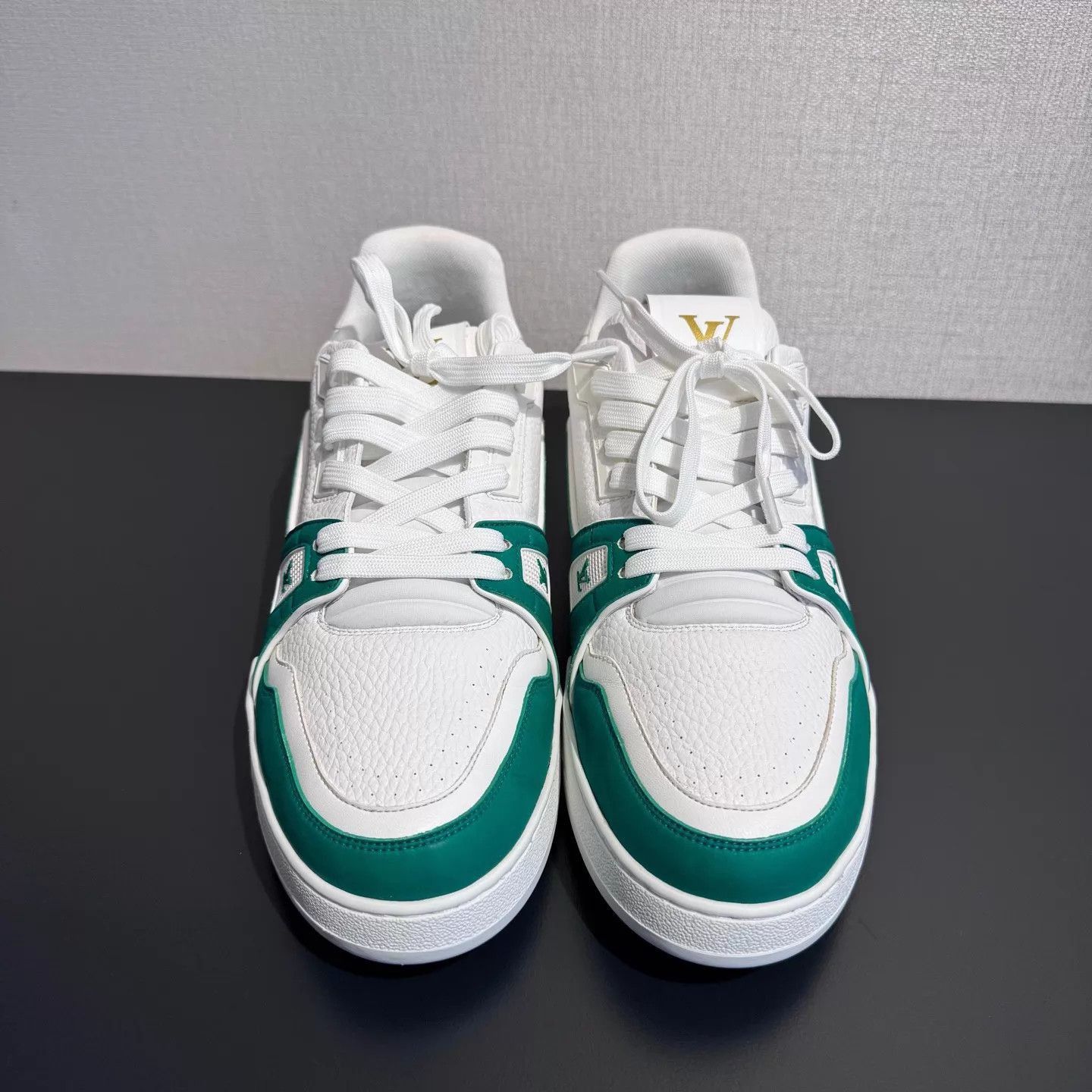 Louis Vuitton White Low-Top Sneakers with Green Accents Size US 8 / EU 41 - 1 Thumbnail