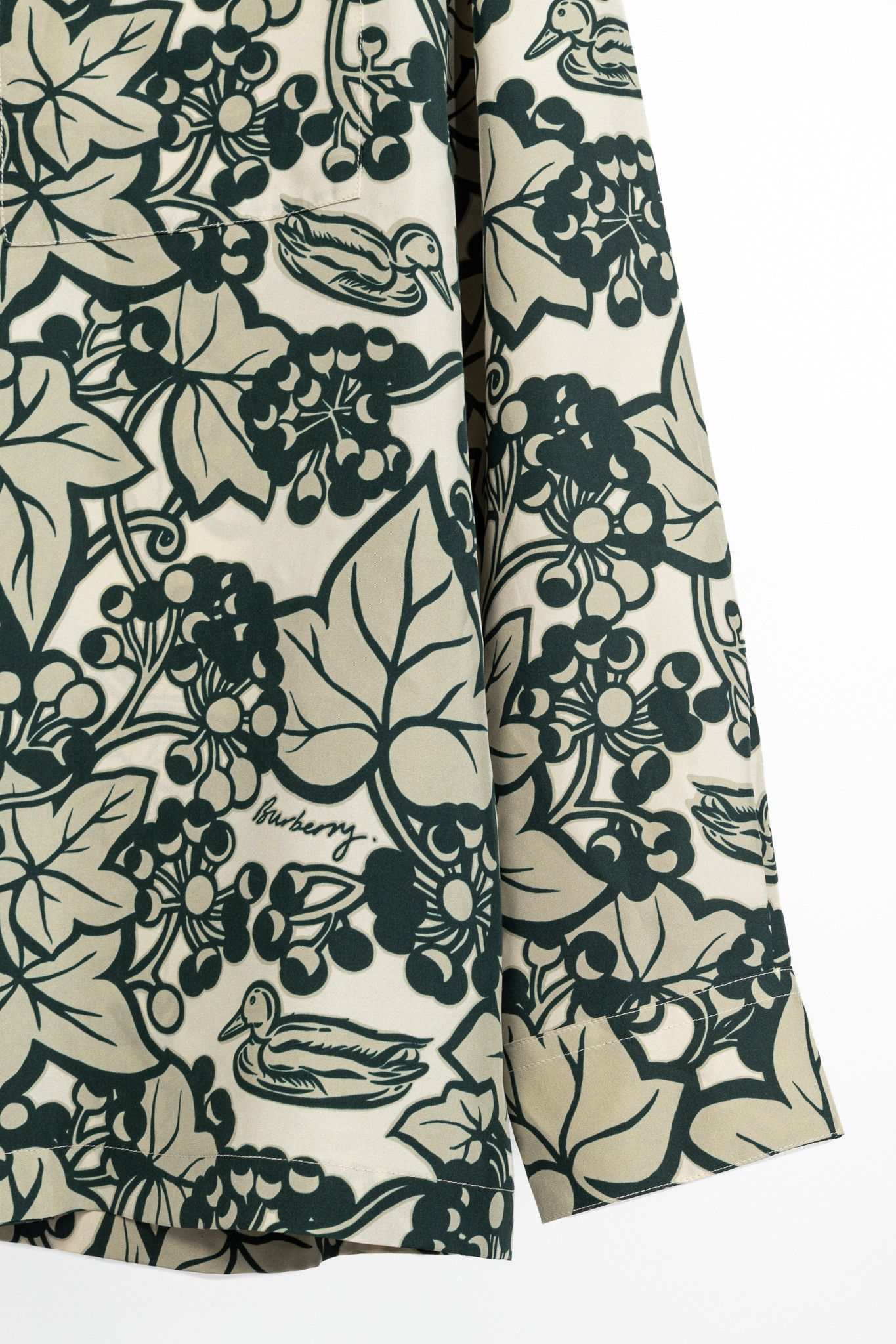 Burberry Burberry Safari Silk Ivy-Print Buttoned Shirt Size S / US 4 / IT 40 - 6 Thumbnail