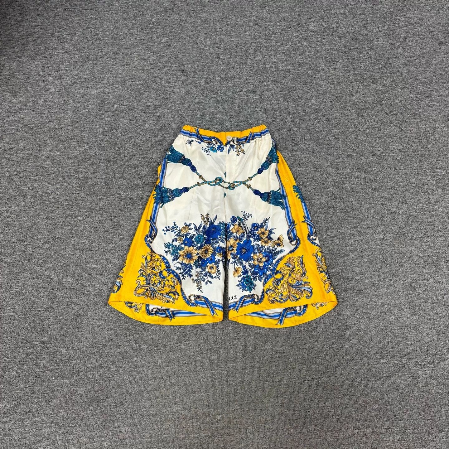 Gucci Gucci Yellow Blue Floral Silk Shorts Size 36" / US 14 / IT 50 - 1 Thumbnail