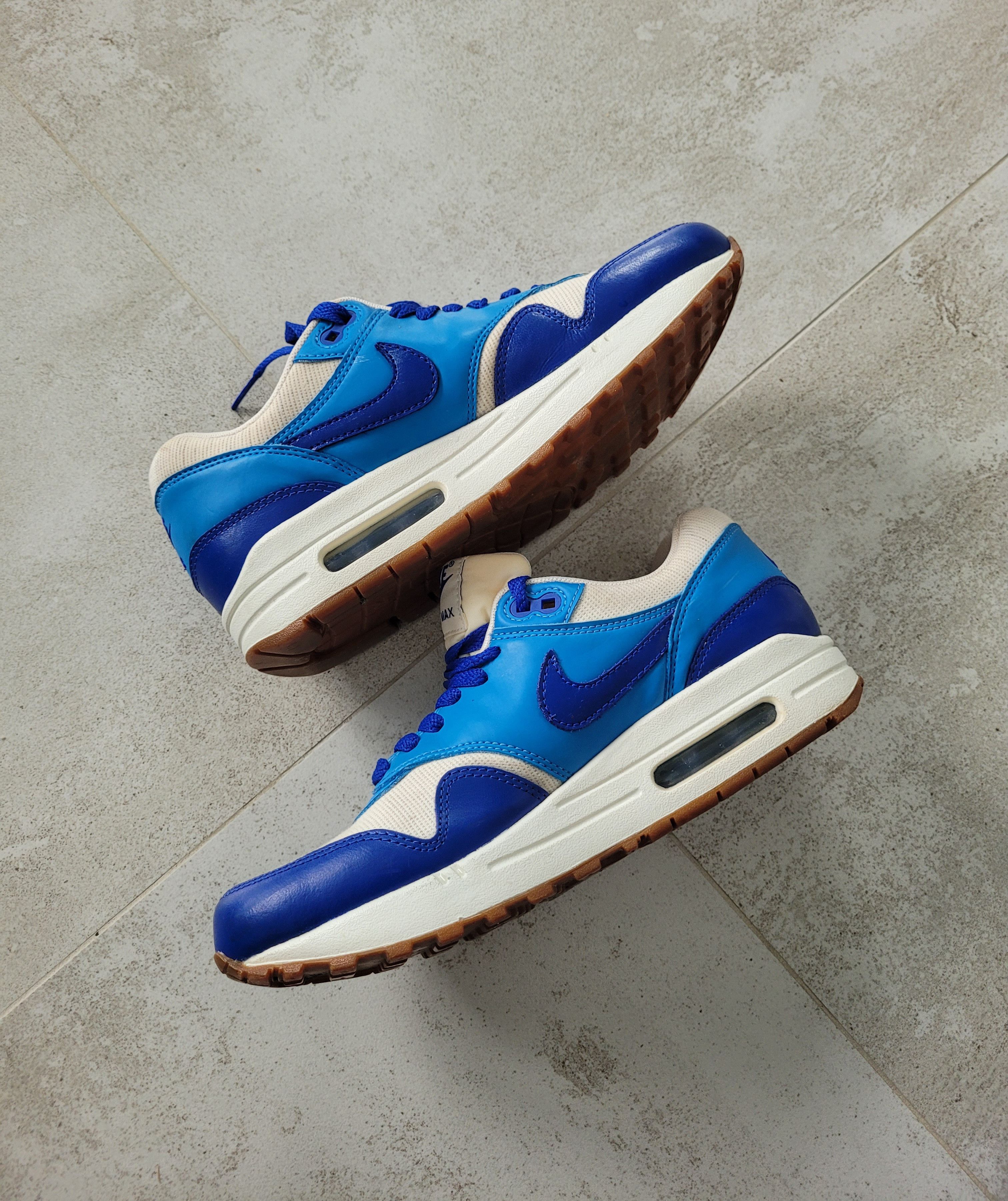 air max one blue and white