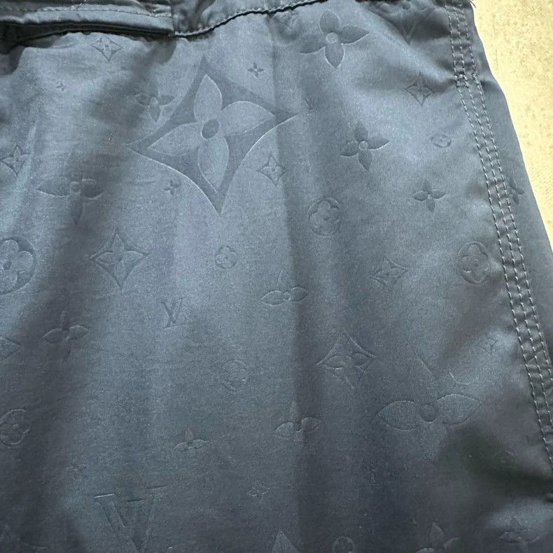Louis Vuitton Louis Vuitton Dark print full-print pocket shorts Size US 28 / EU 44 - 4 Thumbnail