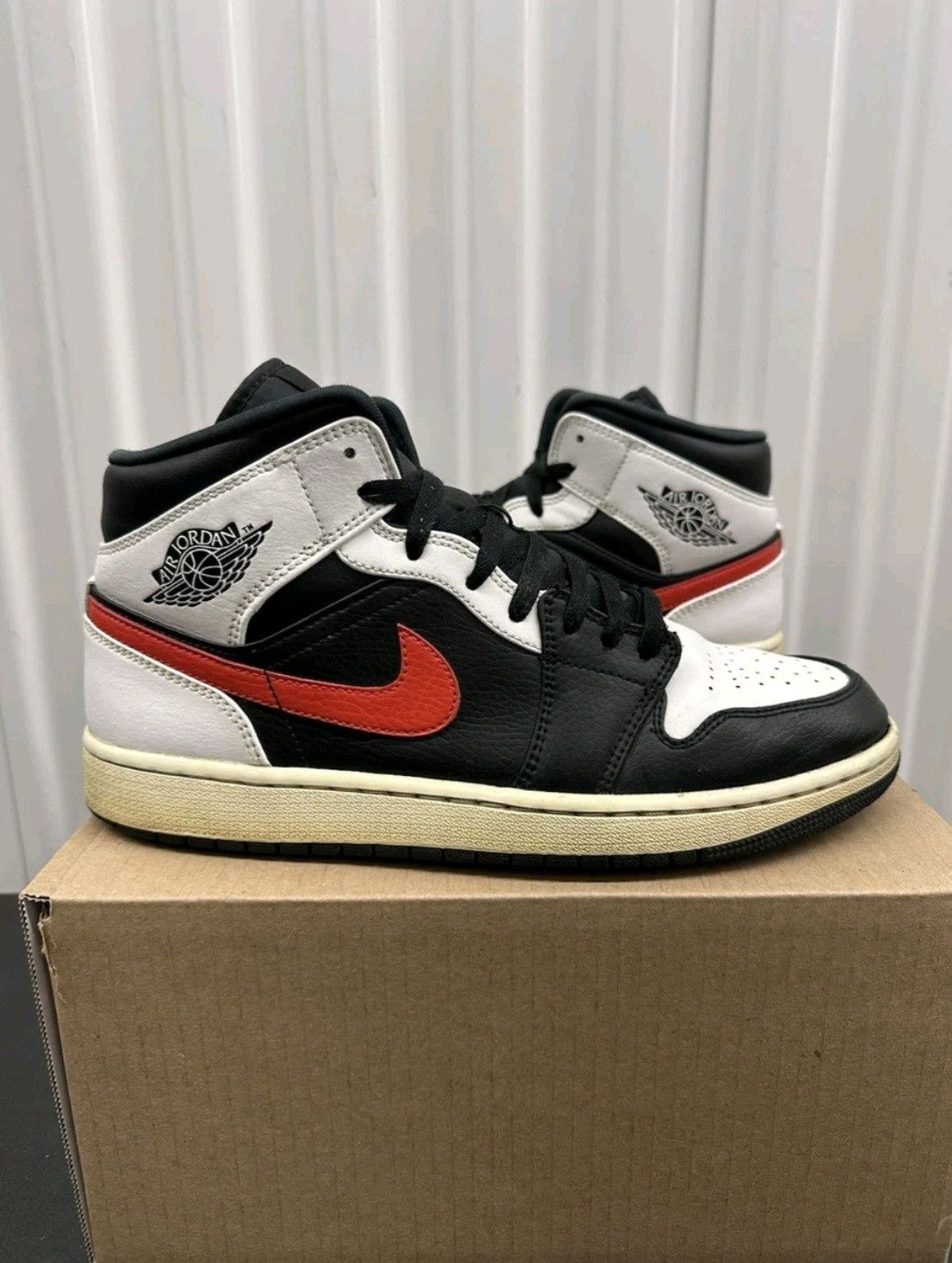Jordan Brand Nike Air Jordan Retro 1 Mid Chili Red 554724075 Size 10 Men Size US 10 / EU 43 - 1 Thumbnail