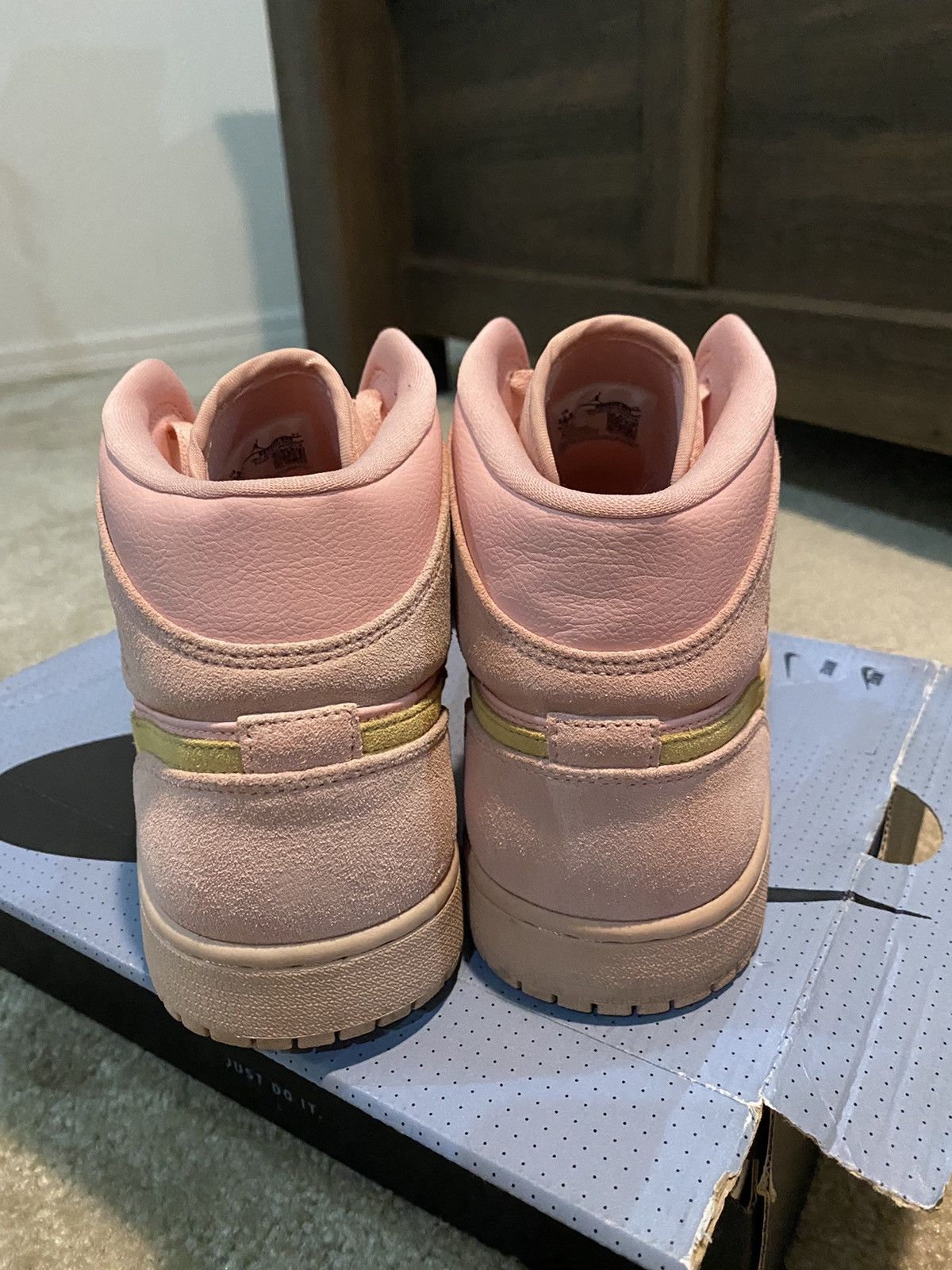 Jordan Brand × Nike Nike Air Jordan 1 Mid Coral Gold Size US 12.5 / EU 45-46 - 3 Thumbnail